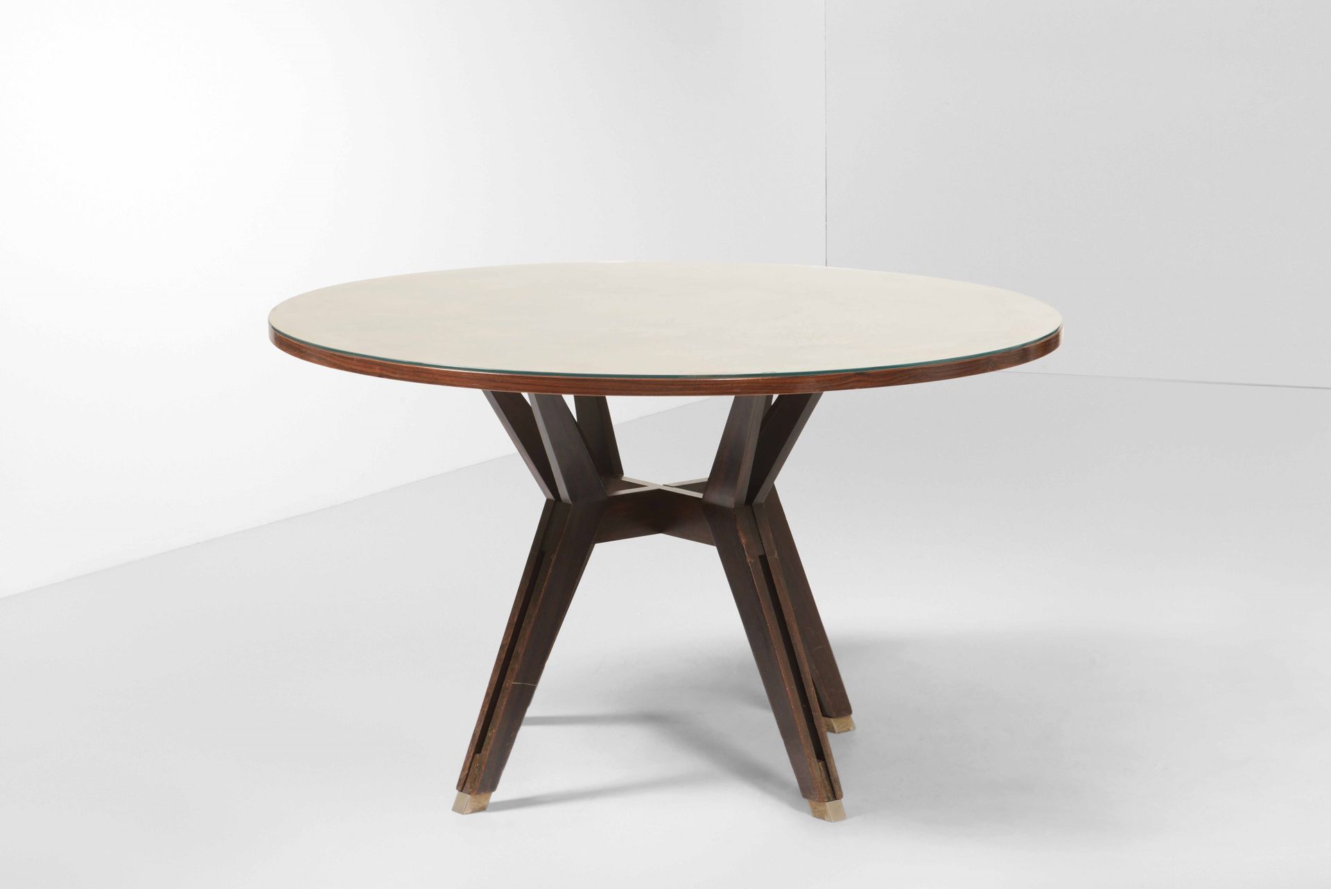 MIM, Tavolo rotondo con struttura e piano in legno. Dettagli in metallo. Prod. M&hellip;