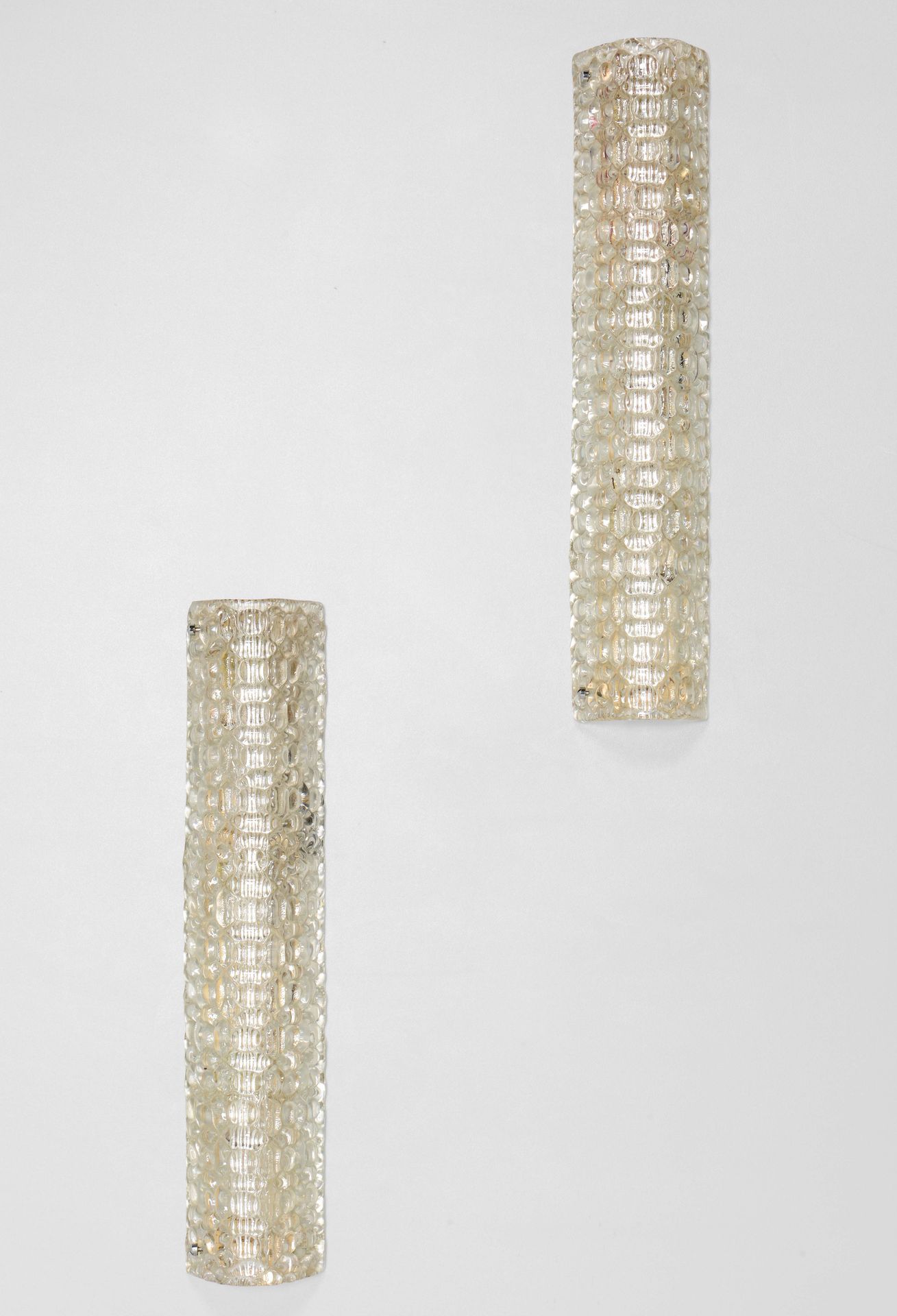Coppia di lampade a parete con struttura in metallo e diffusore in vetro di Mura&hellip;