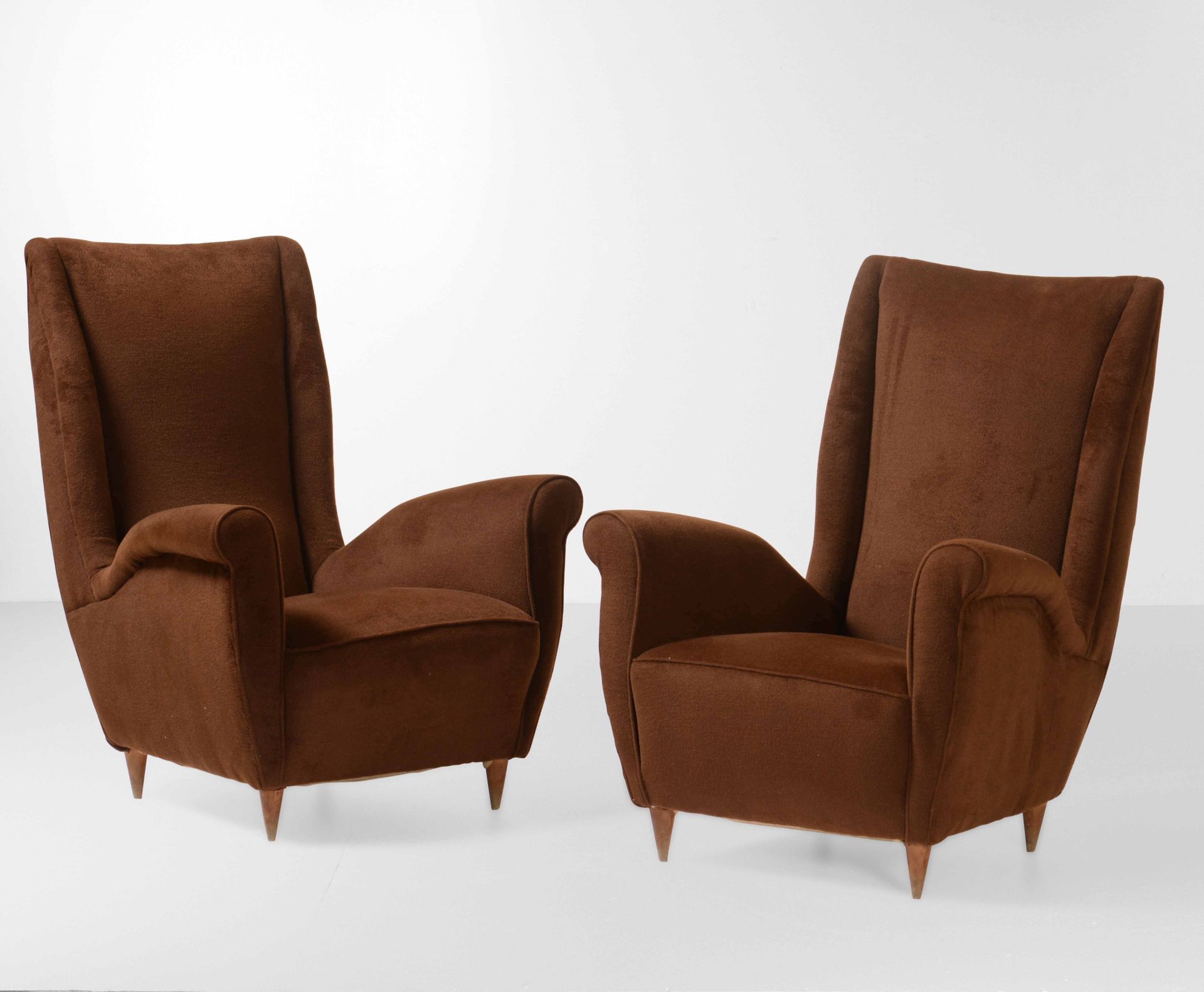 ISA, 一对扶手椅，木质框架和织物套。意大利ISA公司制造，约1950年，cm 80x75x98