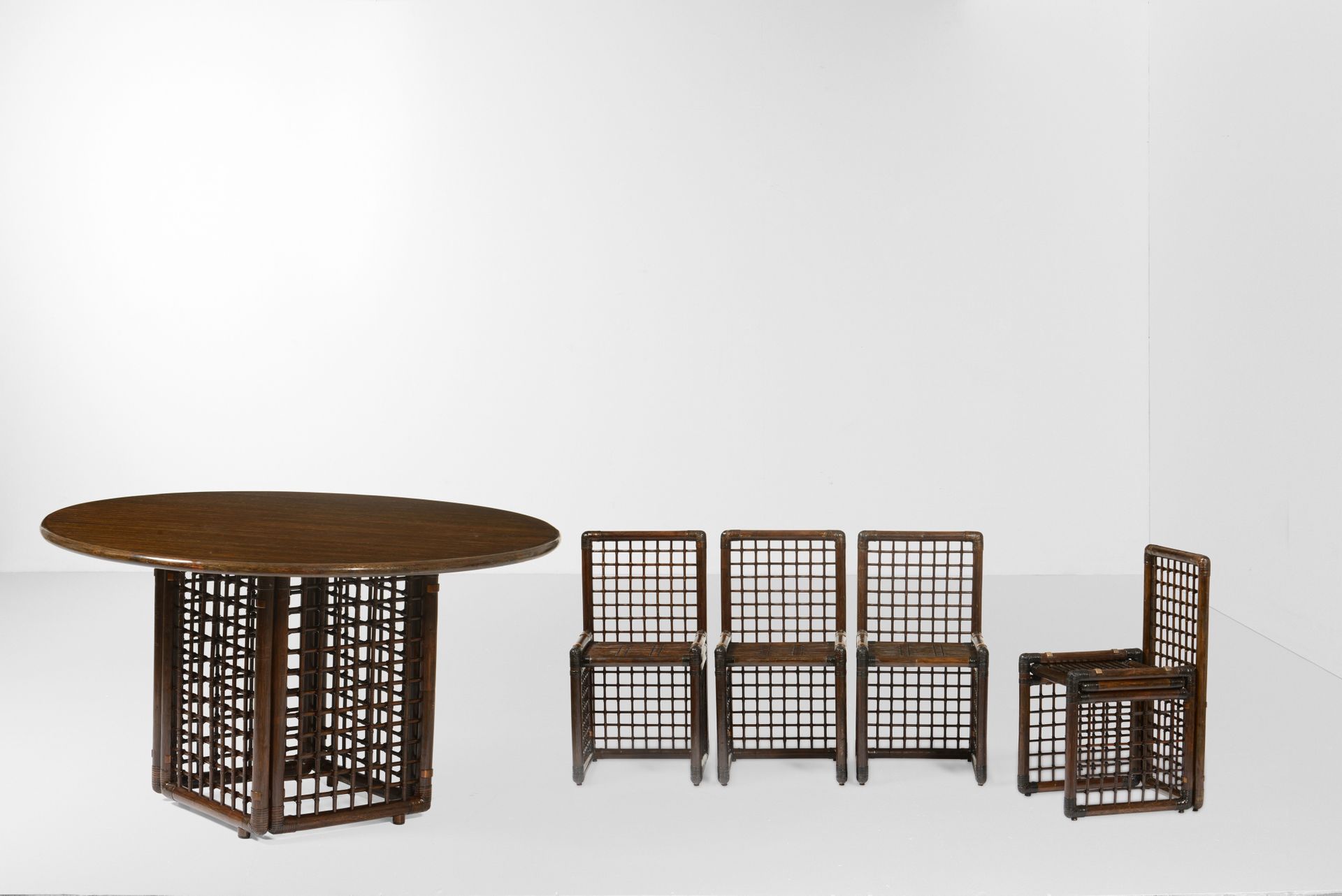 Set composto da un tavolo e quattro sedie con strutture in legno, bamboo e midol&hellip;