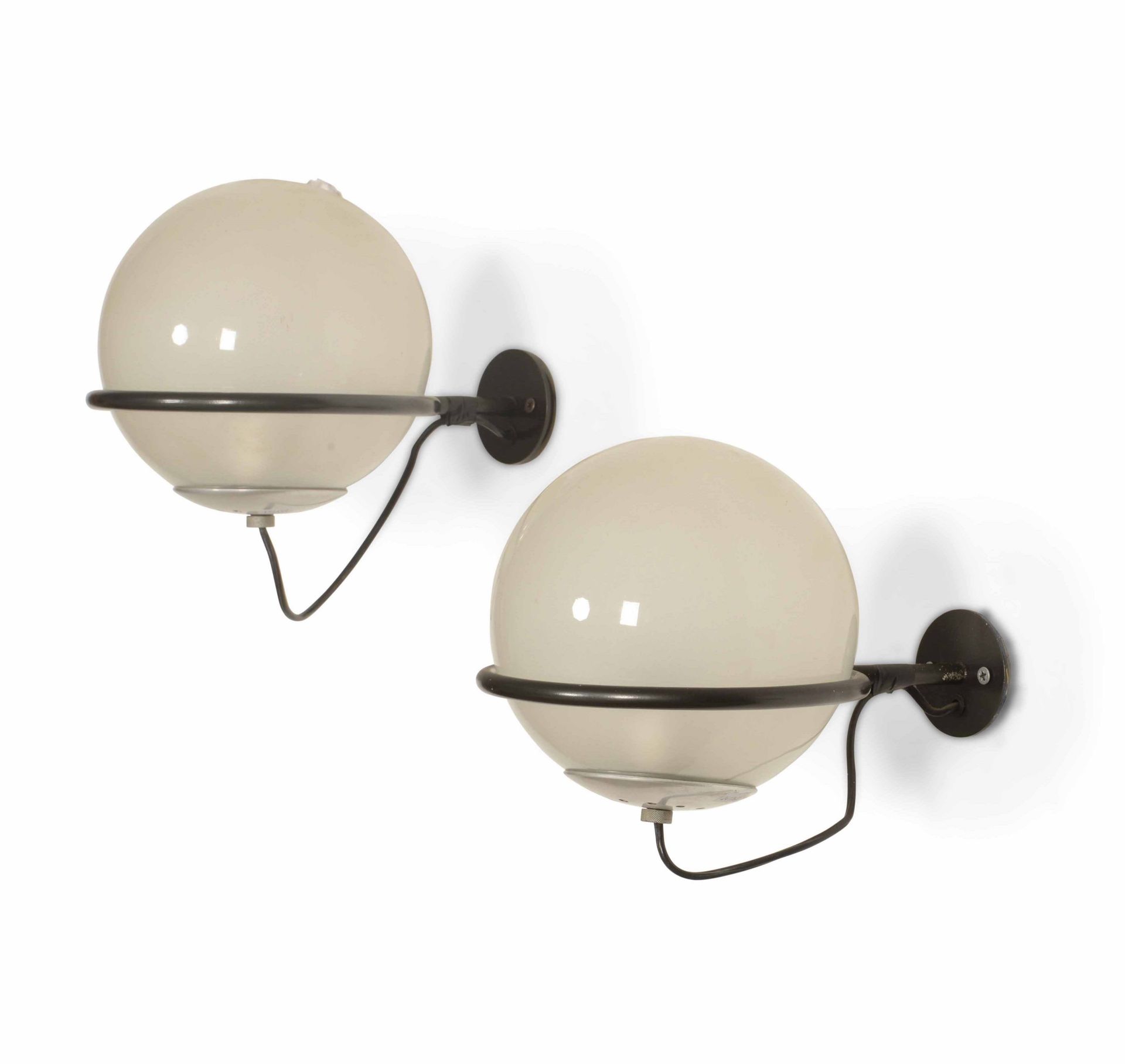 Gino Sarfatti, Pair of wall lamps mod. 238/1 with lacquered metal and aluminium &hellip;