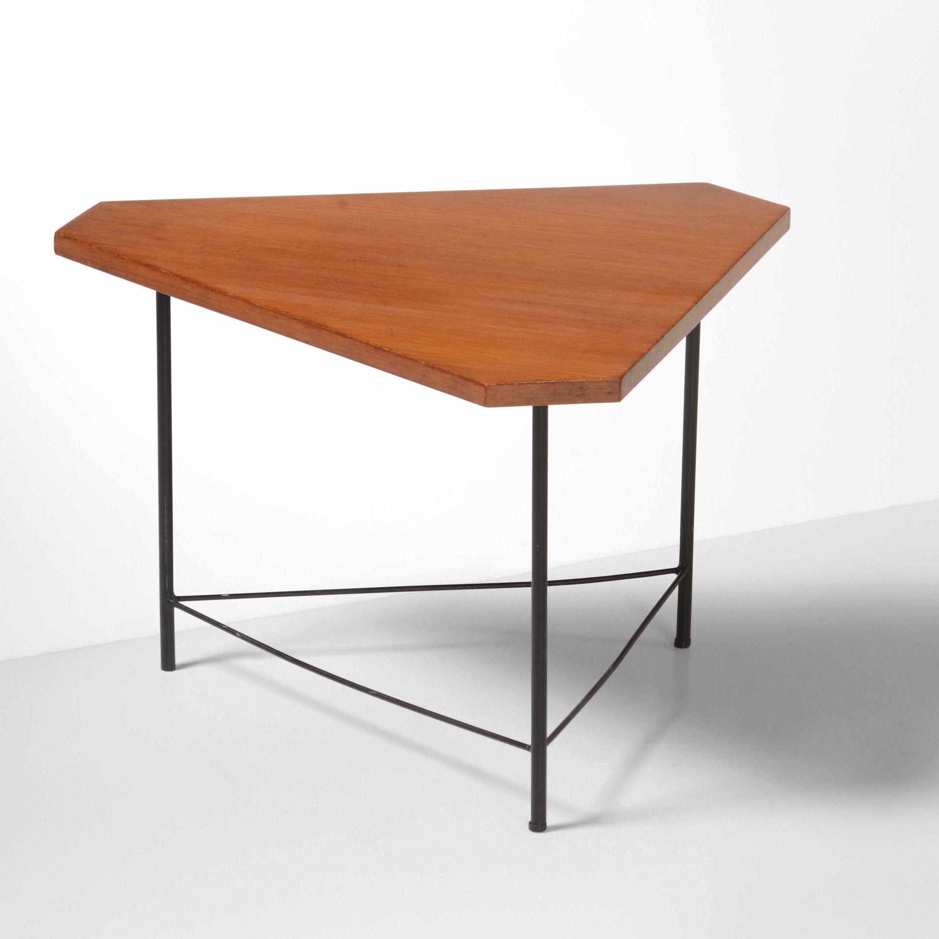 ISA, 漆面金属框架和木质桌面的矮桌。原始标签。伊萨制作，约1950年，cm 60x52x37