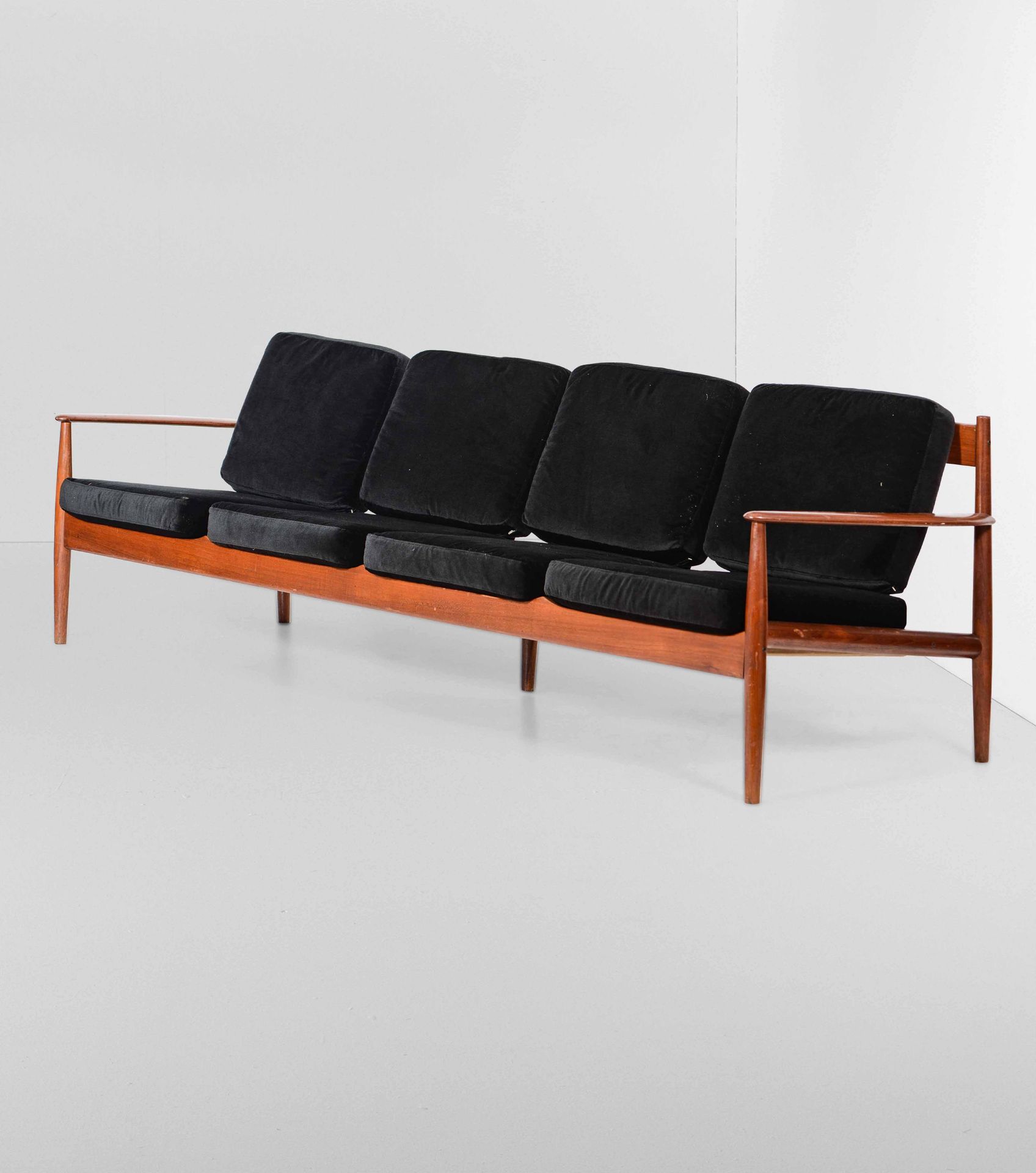 Grete Jalk, 木质框架和支架的沙发，布艺沙发。原始标签。丹麦France & Sons公司制造，约1960厘米249x74x75