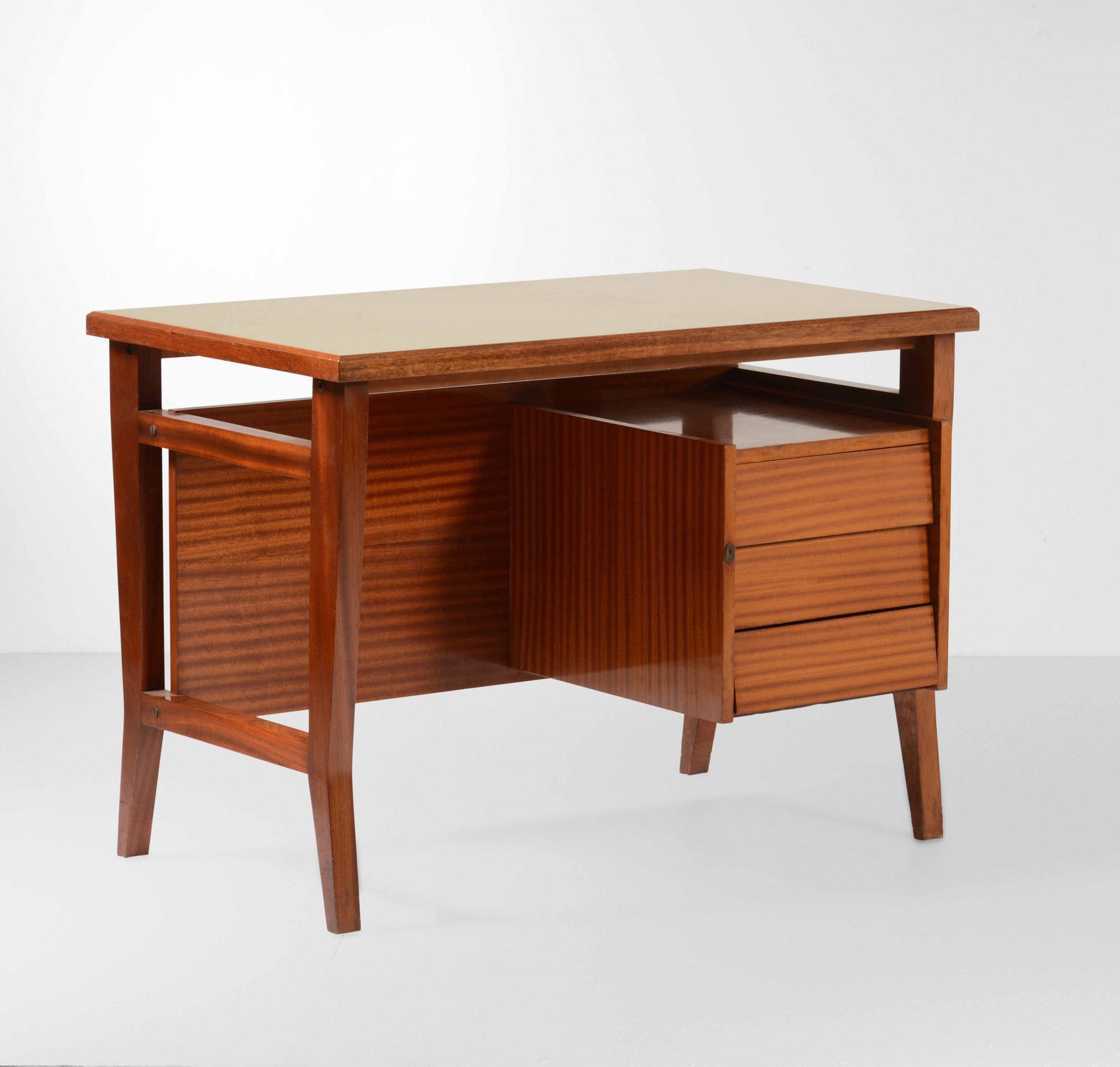 Gio Ponti, 带抽屉的书桌，木质框架，层压木质桌面。意大利Schirolli公司制造，约1950年，cm 110x65x78