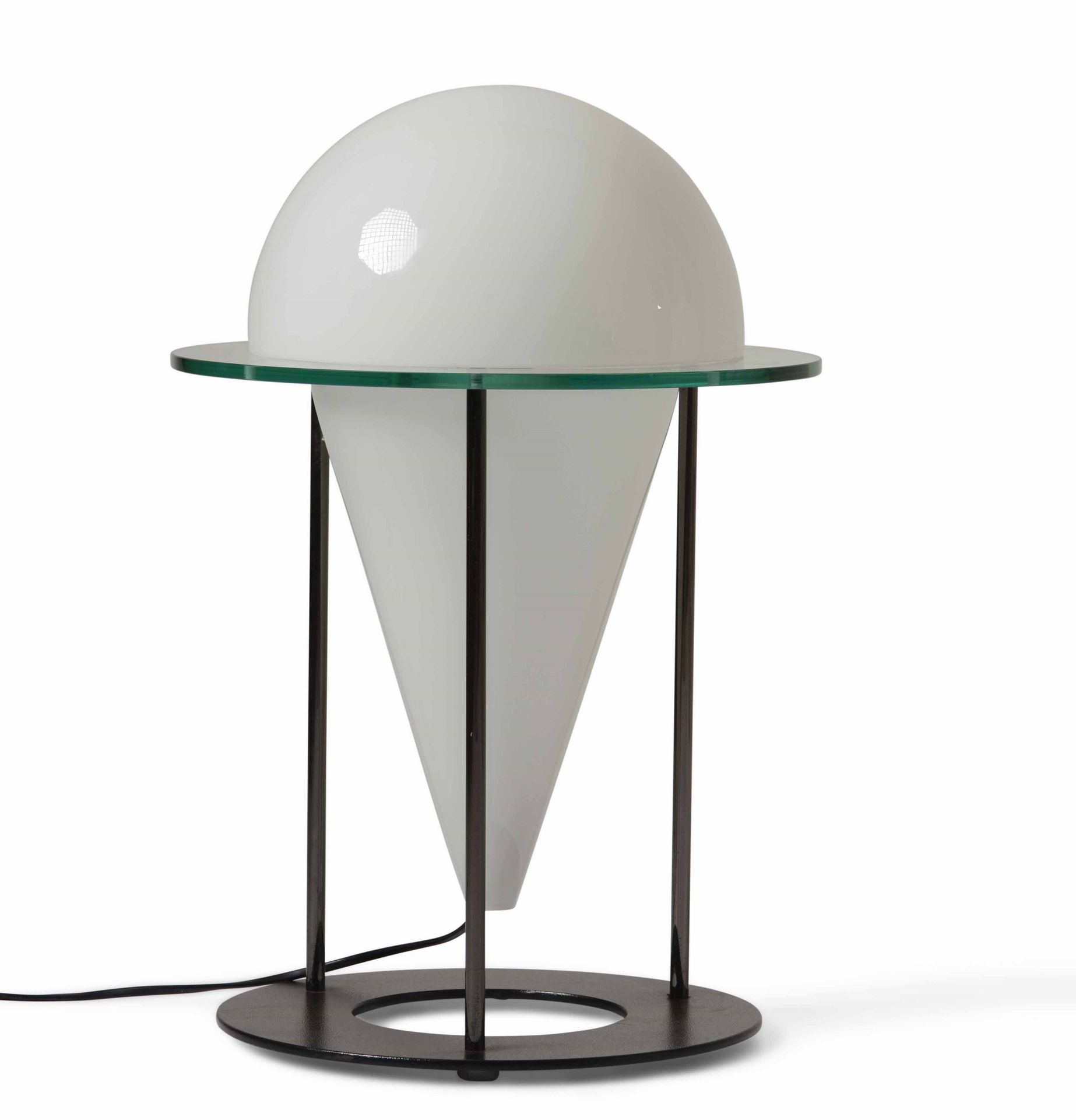 Lampada da tavolo con struttura in metallo laccato e diffusore in vetro opalino.&hellip;