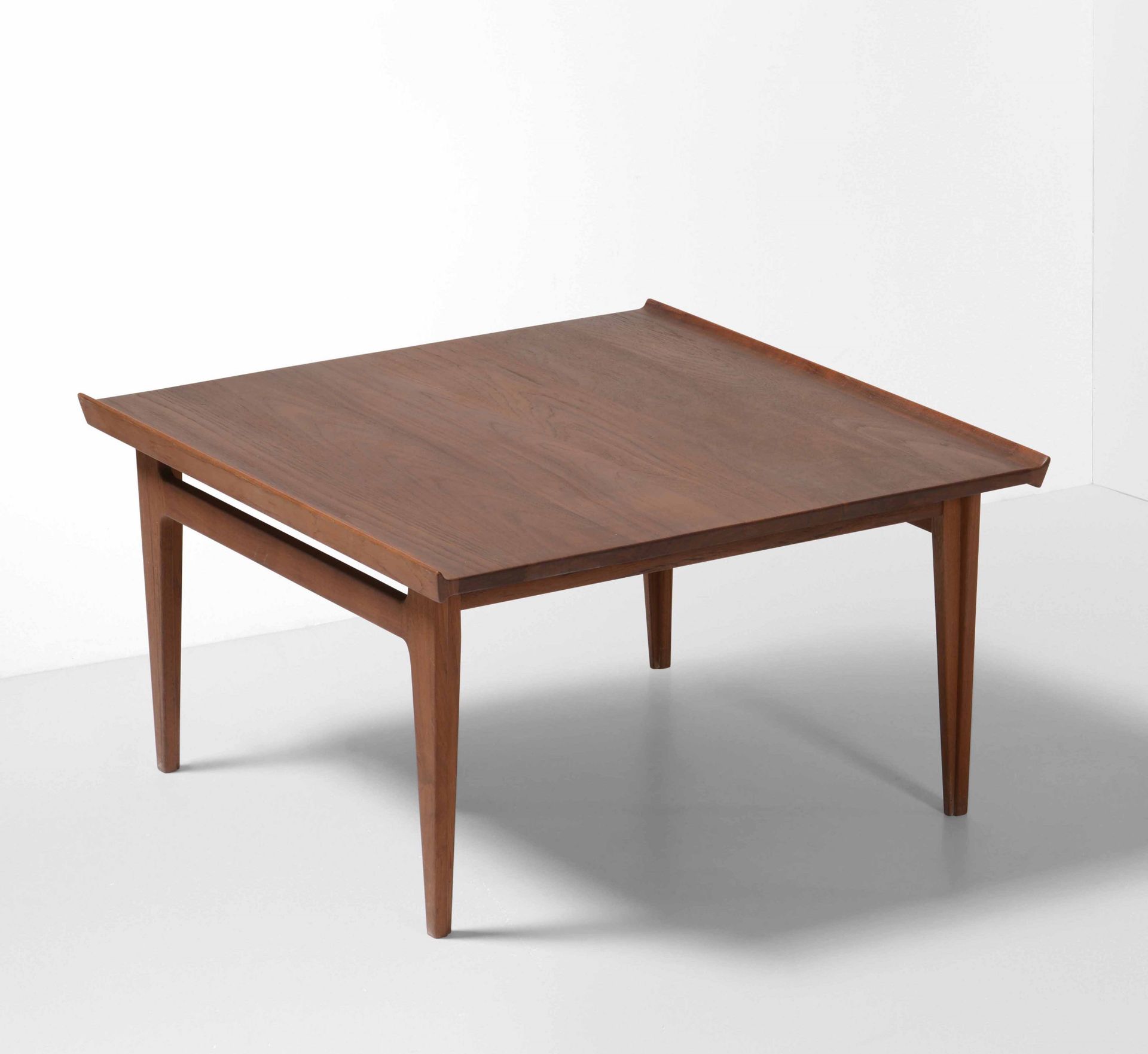 Tavolo basso con piano e struttura in legno., Prod. Italia, 1950 ca. Cm 79,5x84,&hellip;