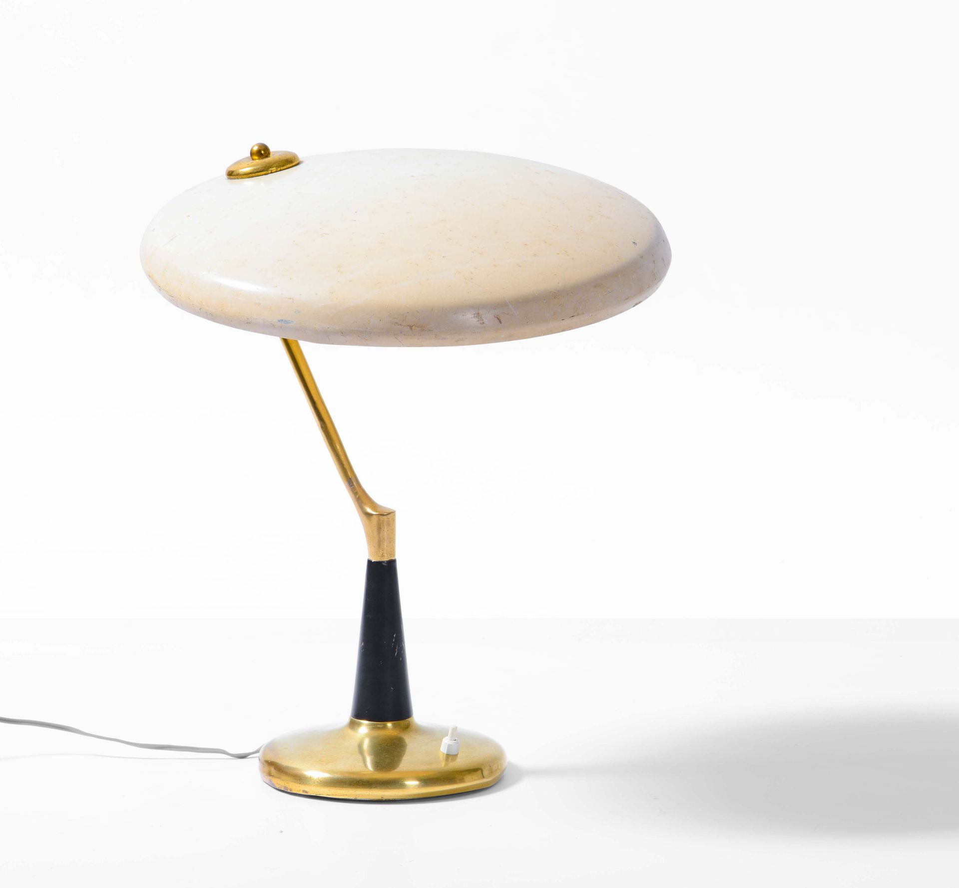 Oscar Torlasco, Lámpara de mesa con estructura de latón y metal lacado, difusor &hellip;