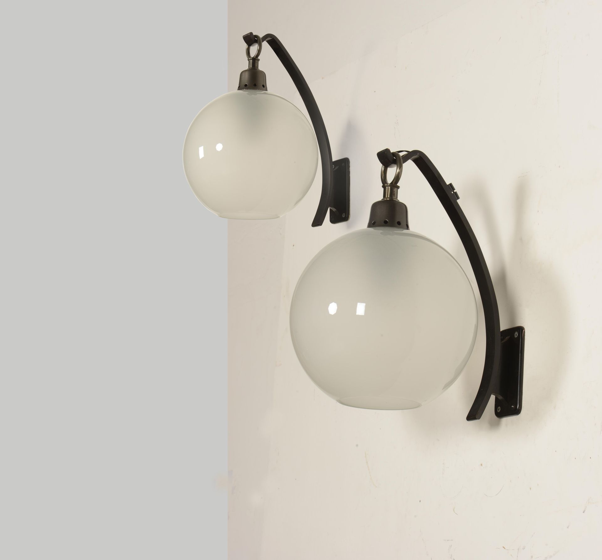 Luigi Caccia Dominioni, Coppia di lampade da parete con struttura in metallo e d&hellip;