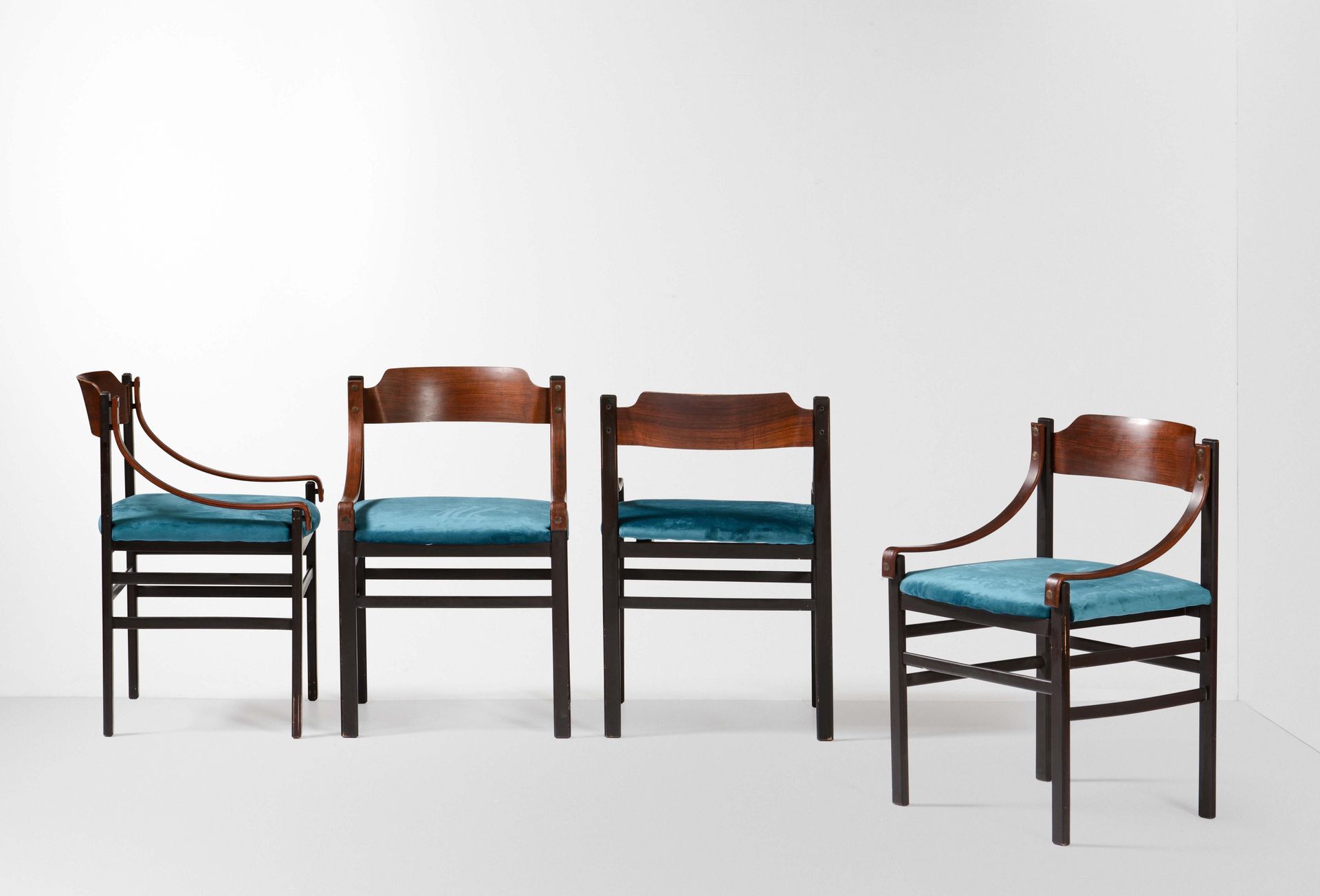 Quattro sedie con struttura, braccioli e sostegni in legno e rivestimento in vel&hellip;