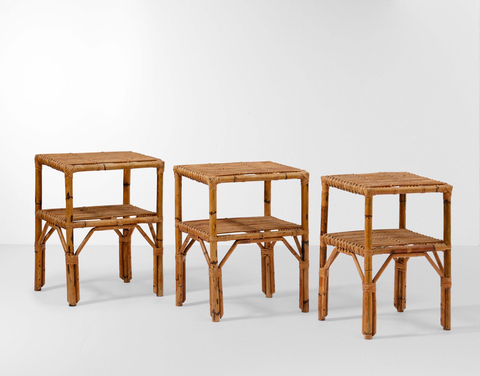 Set di tre tavoli occasionali con struttura in bambù e vimini., Prod. Italia, 19&hellip;