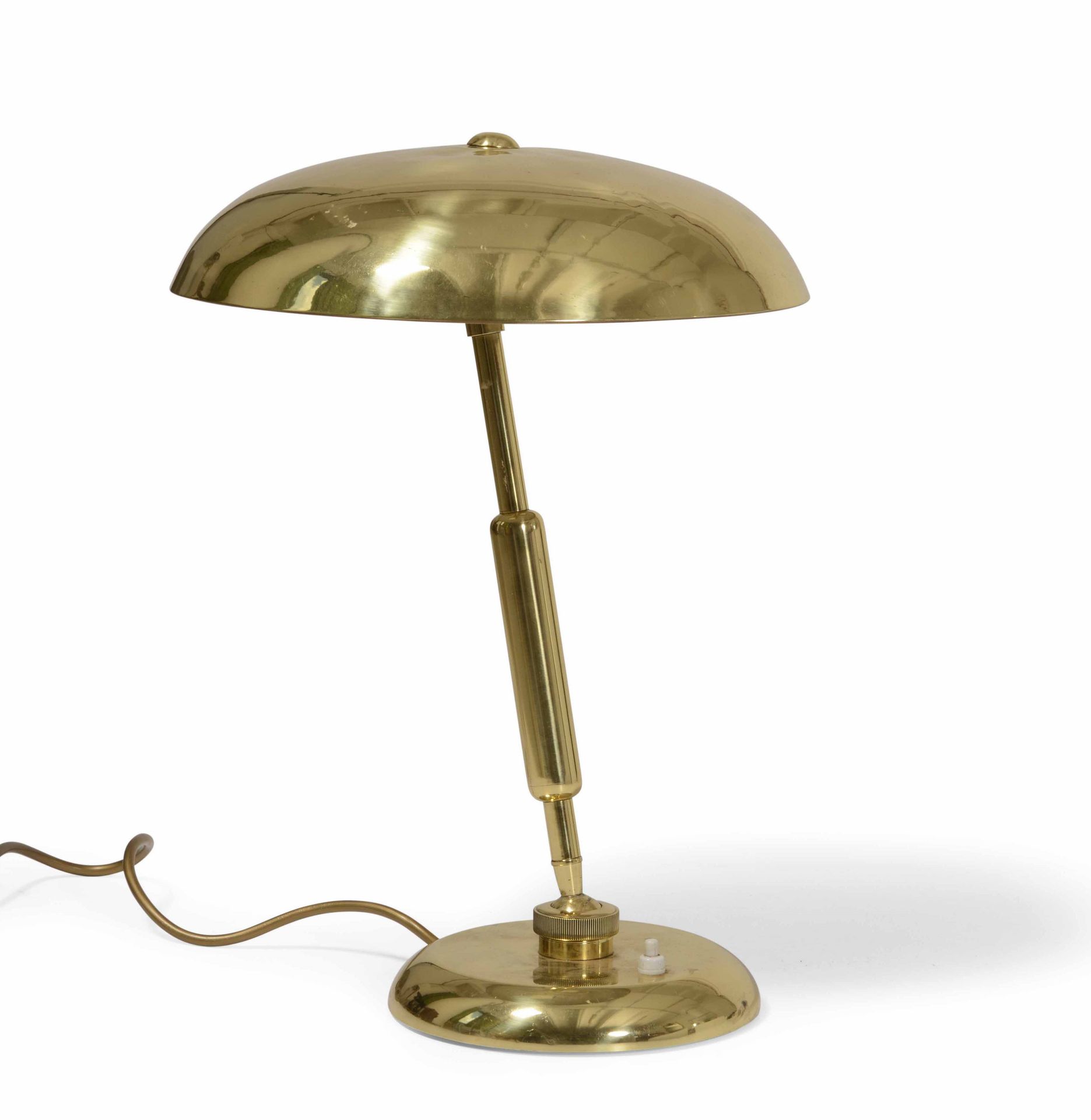 Lampada da tavolo orientabile con struttura e diffusore in ottone., 意大利制造，约1950年&hellip;