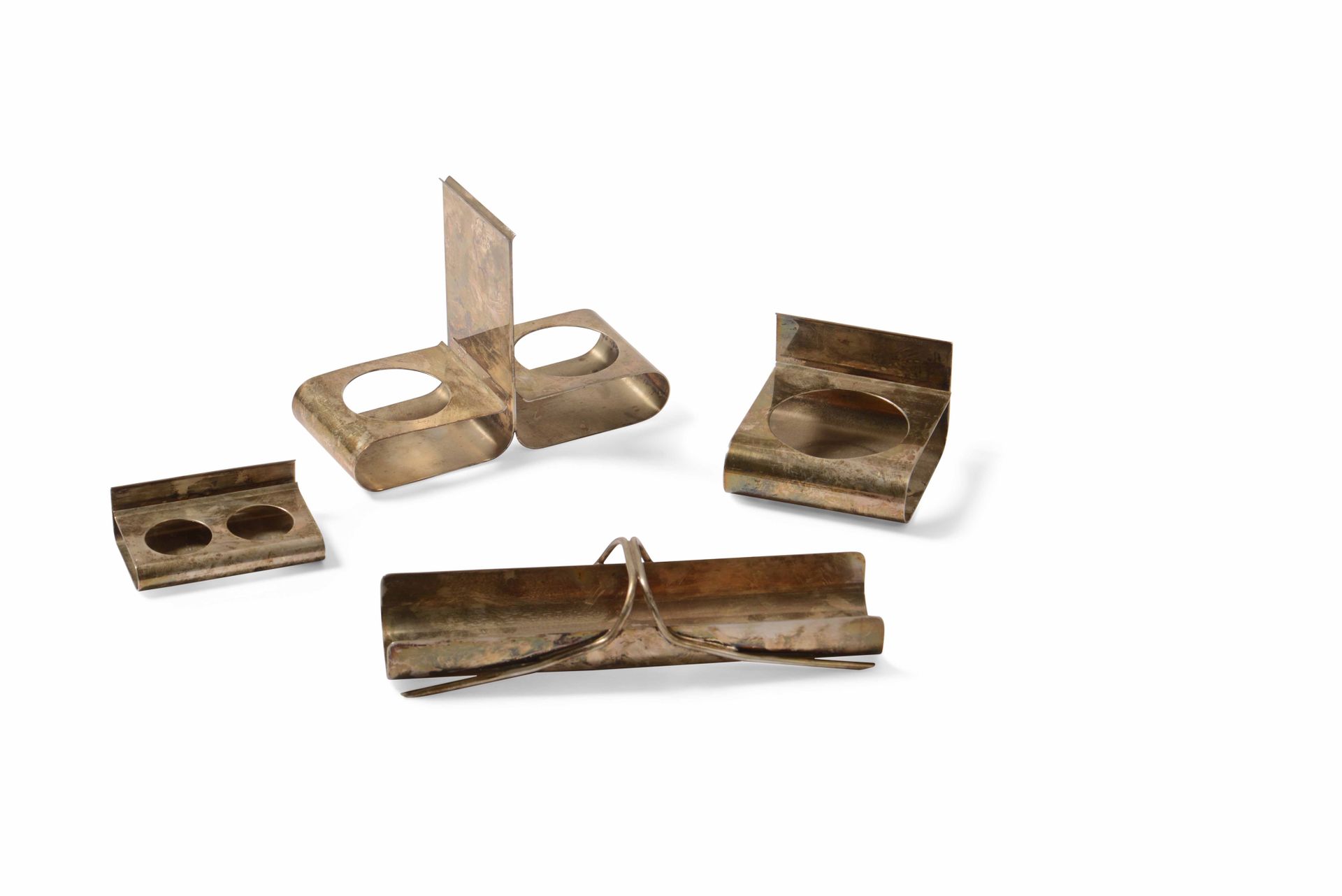 Lino Sabatini, Set da tavola in metallo argentato composto da quattro elementi. &hellip;