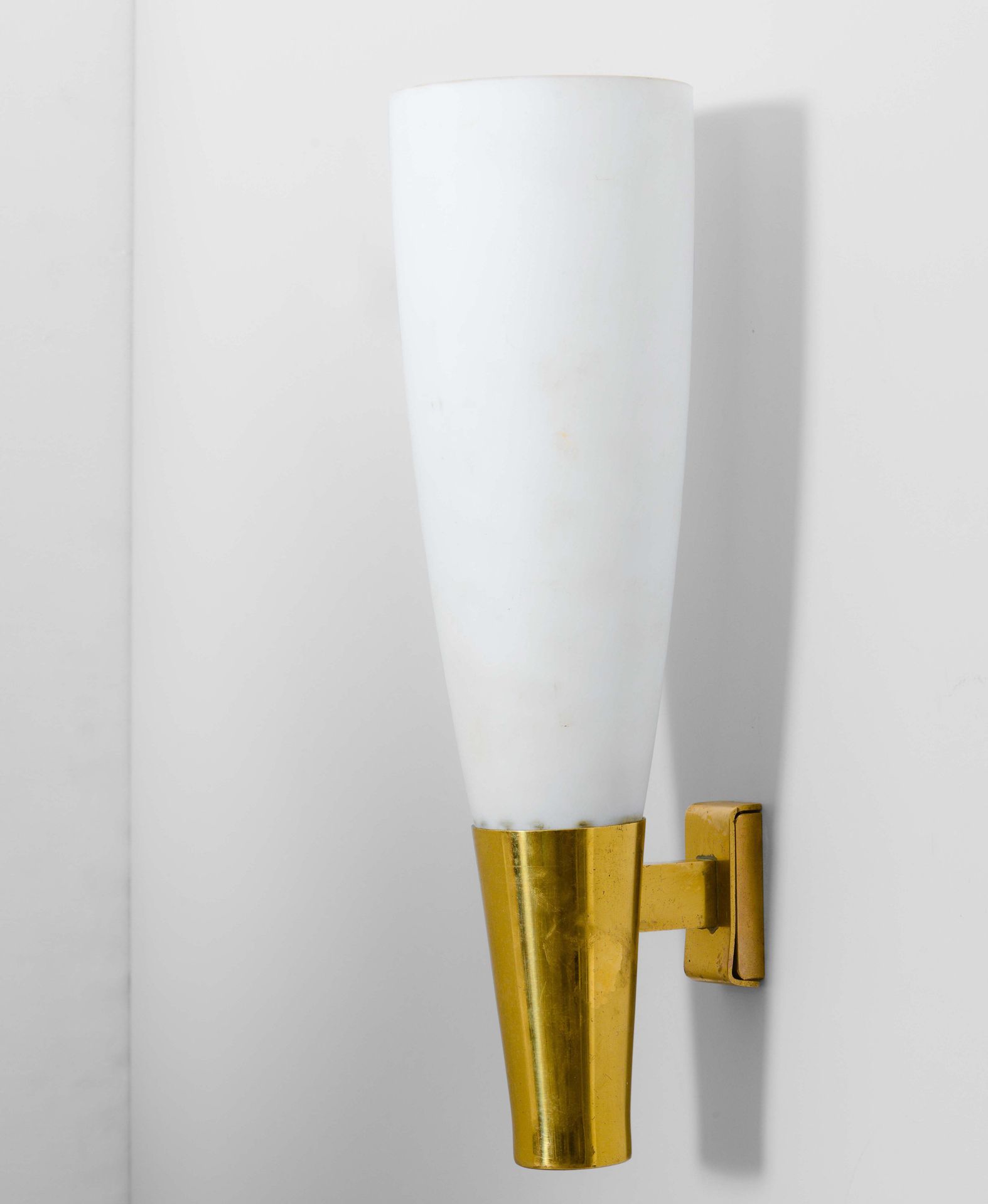 Pietro Chiesa, 壁灯，黄铜框架，缎面乳白色玻璃扩散器。意大利Fontana Arte公司制造，约1940年，尺寸13x17x47.5