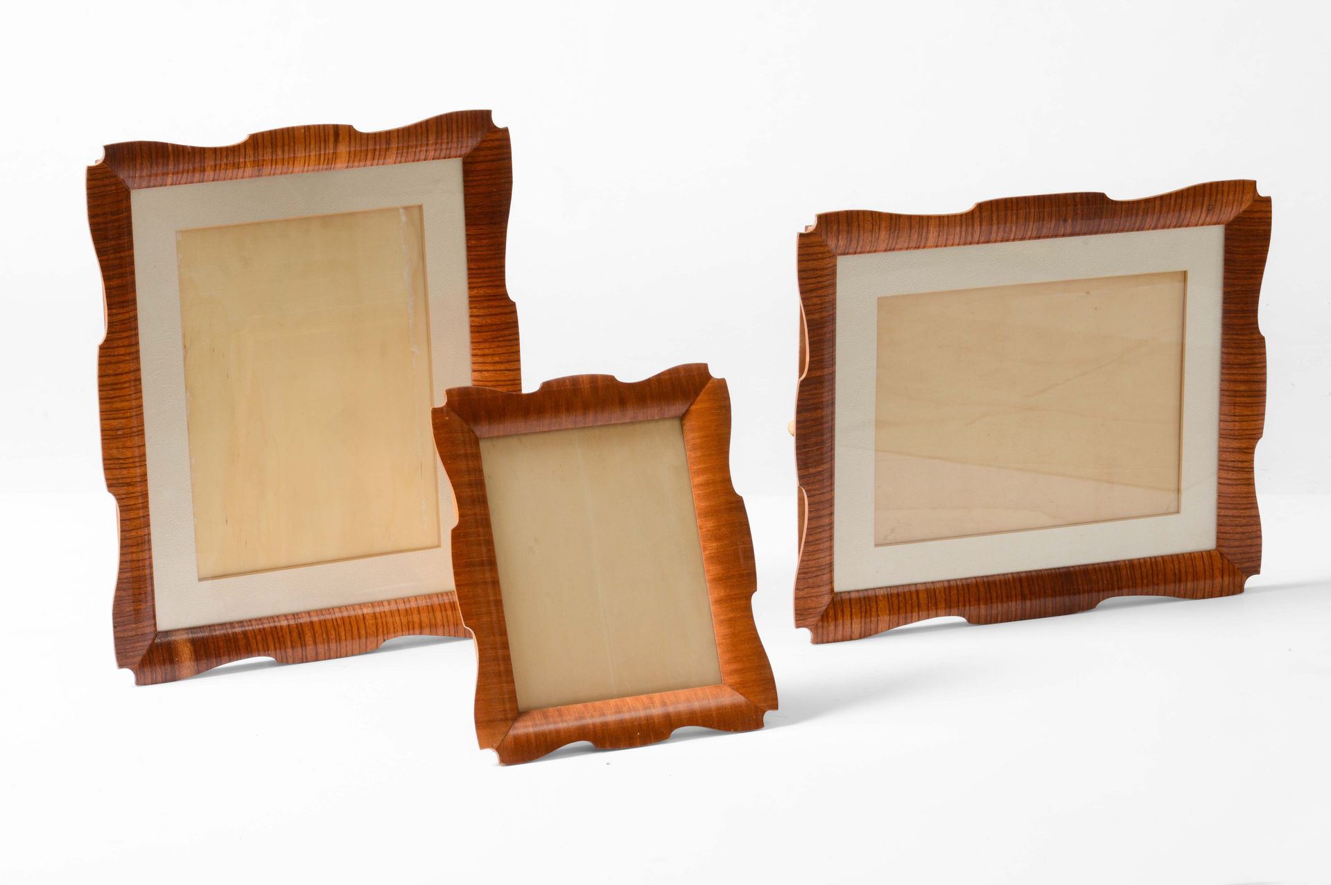 Set di tre cornici portafoto con struttura in legno e cristallo., Prod. Italia, &hellip;