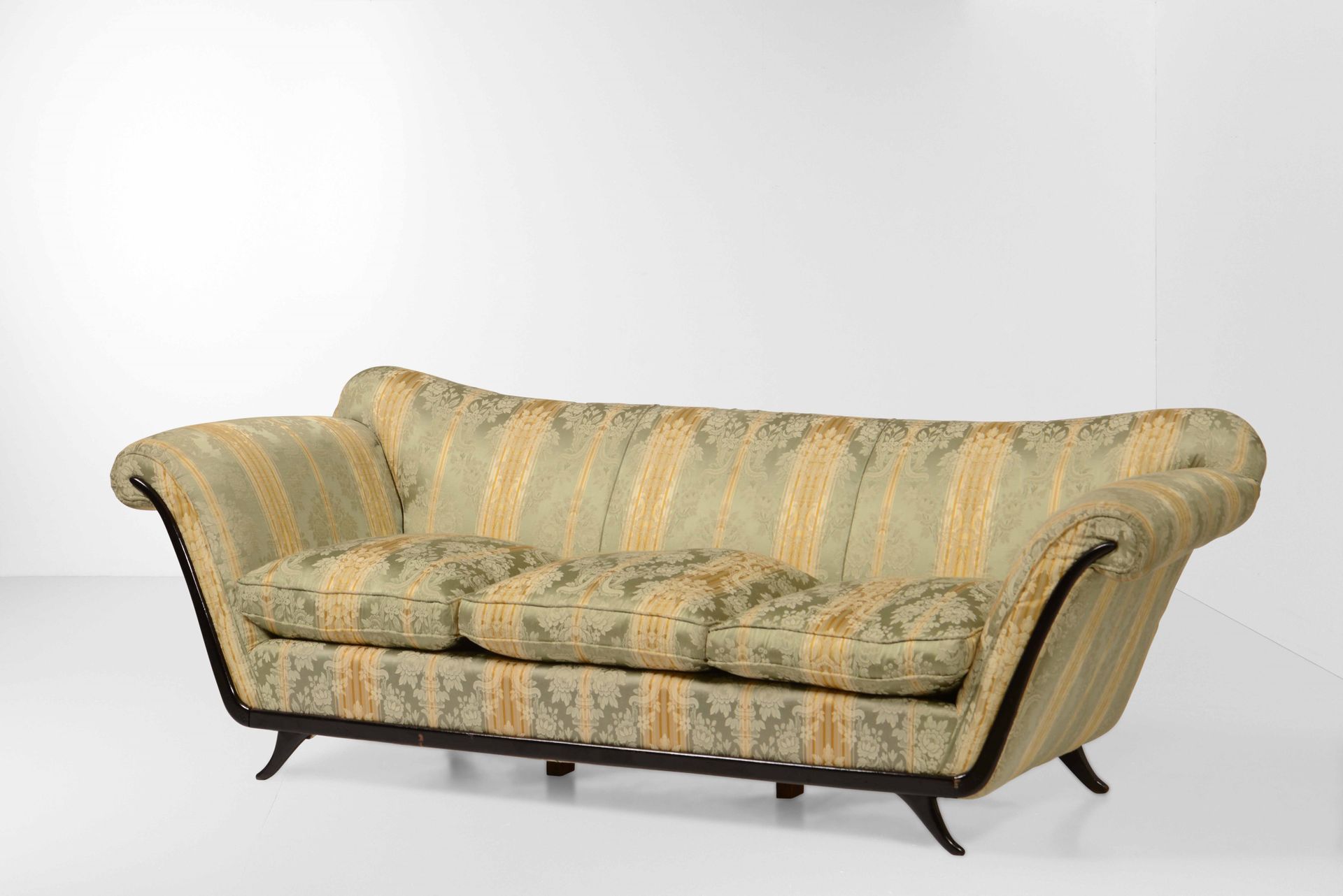 Guglielmo Ulrich (nello stile di), 木质框架的沙发，织物覆盖物和铜质细节。意大利制造，约1950年，cm 233x85x80