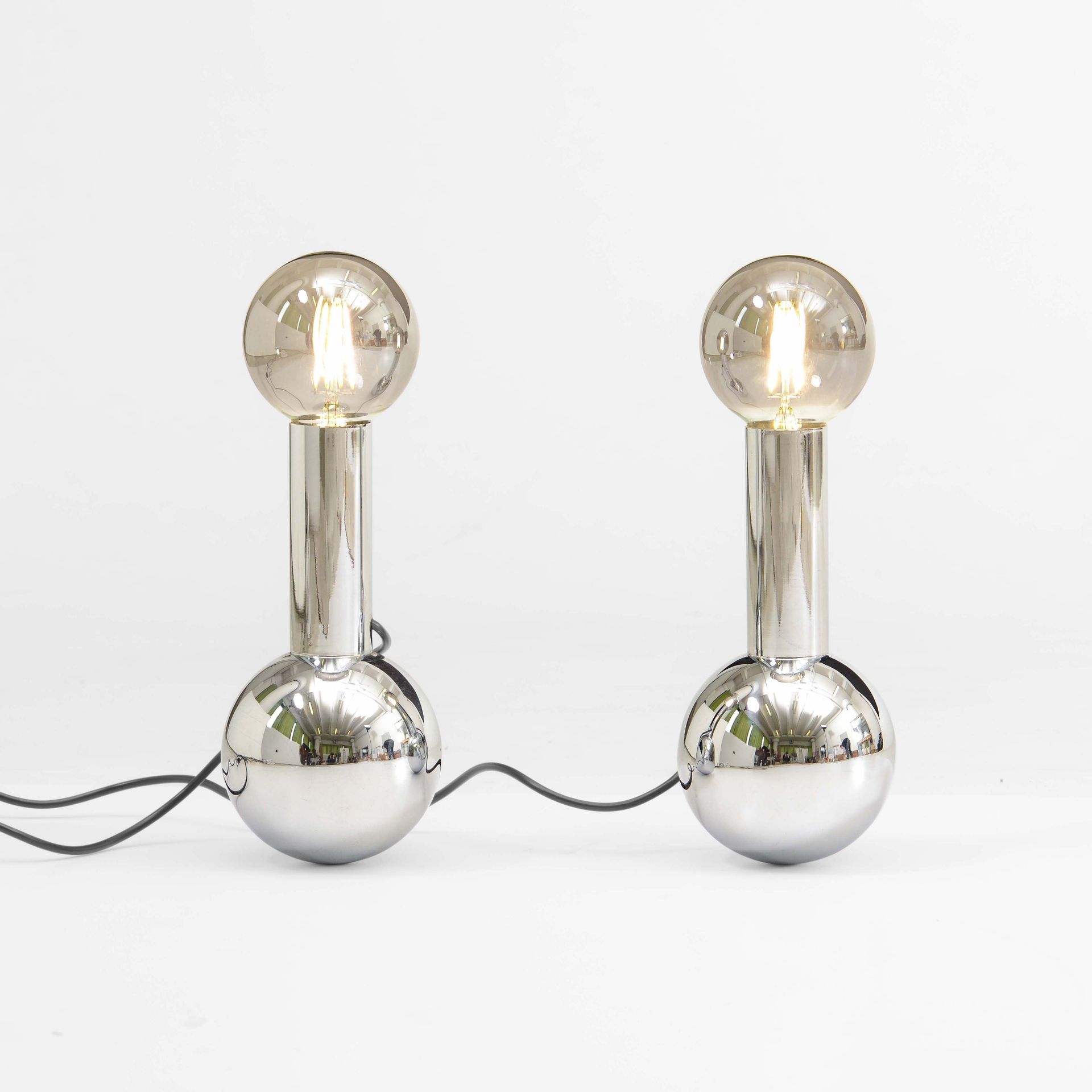 Coppia di lampade da tavolo con struttura in metallo cromato., Prod. Italia, 197&hellip;
