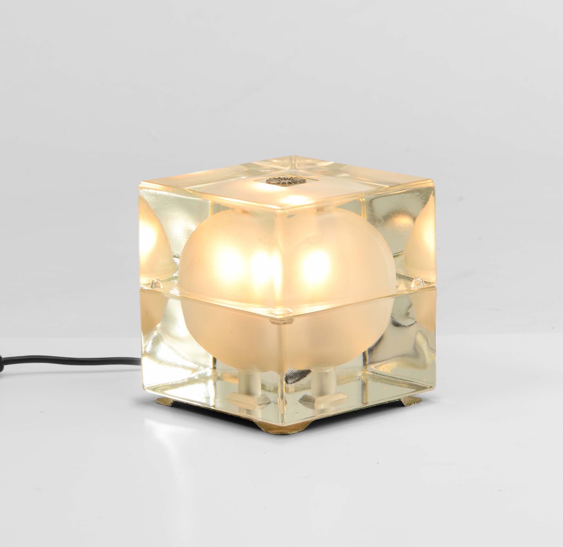 Alessandro Mendini, Lampe de table en verre moulé Cubosfera. Fabriqué par Fidenz&hellip;