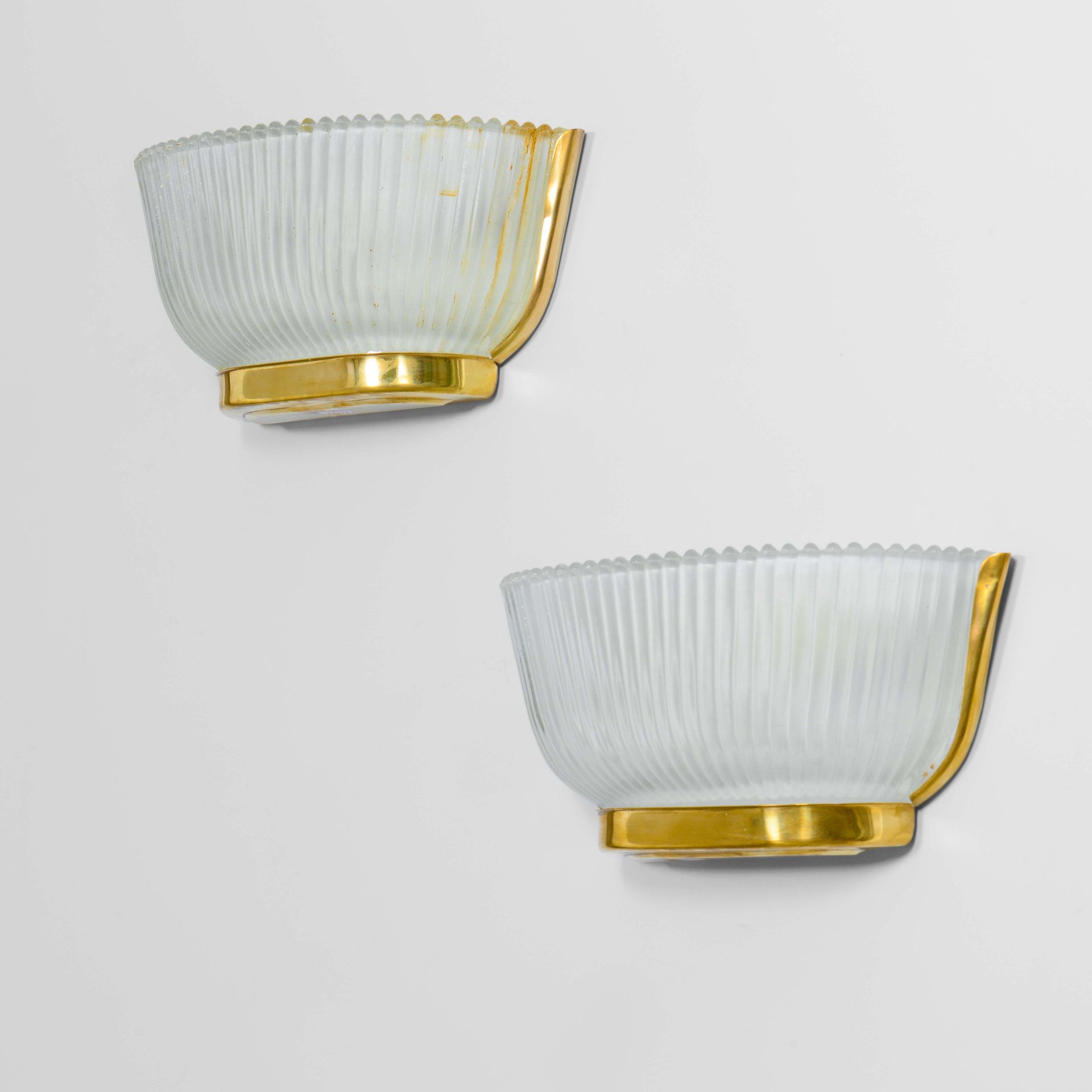 Seguso, Coppia di lampade da parete con struttura in ottone e diffusore in vetro&hellip;