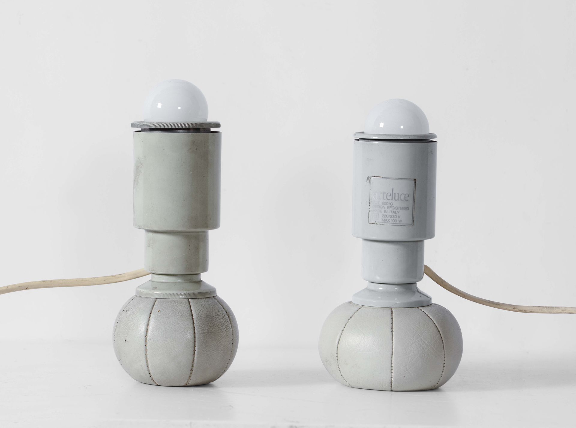 Gino Sarfatti, Paar Tischlampen Mod. 600/g mit lackiertem Metallrahmen und Skai.&hellip;