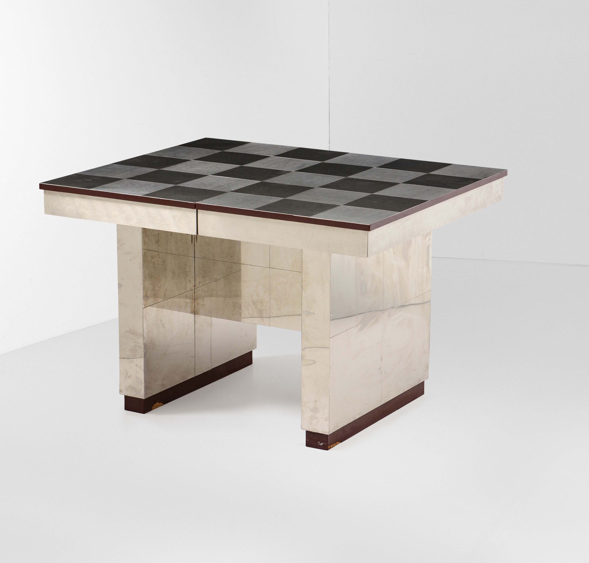 Ross Littell, Tavolo con struttura e sostegni in legno rivestiti in acciaio, pia&hellip;