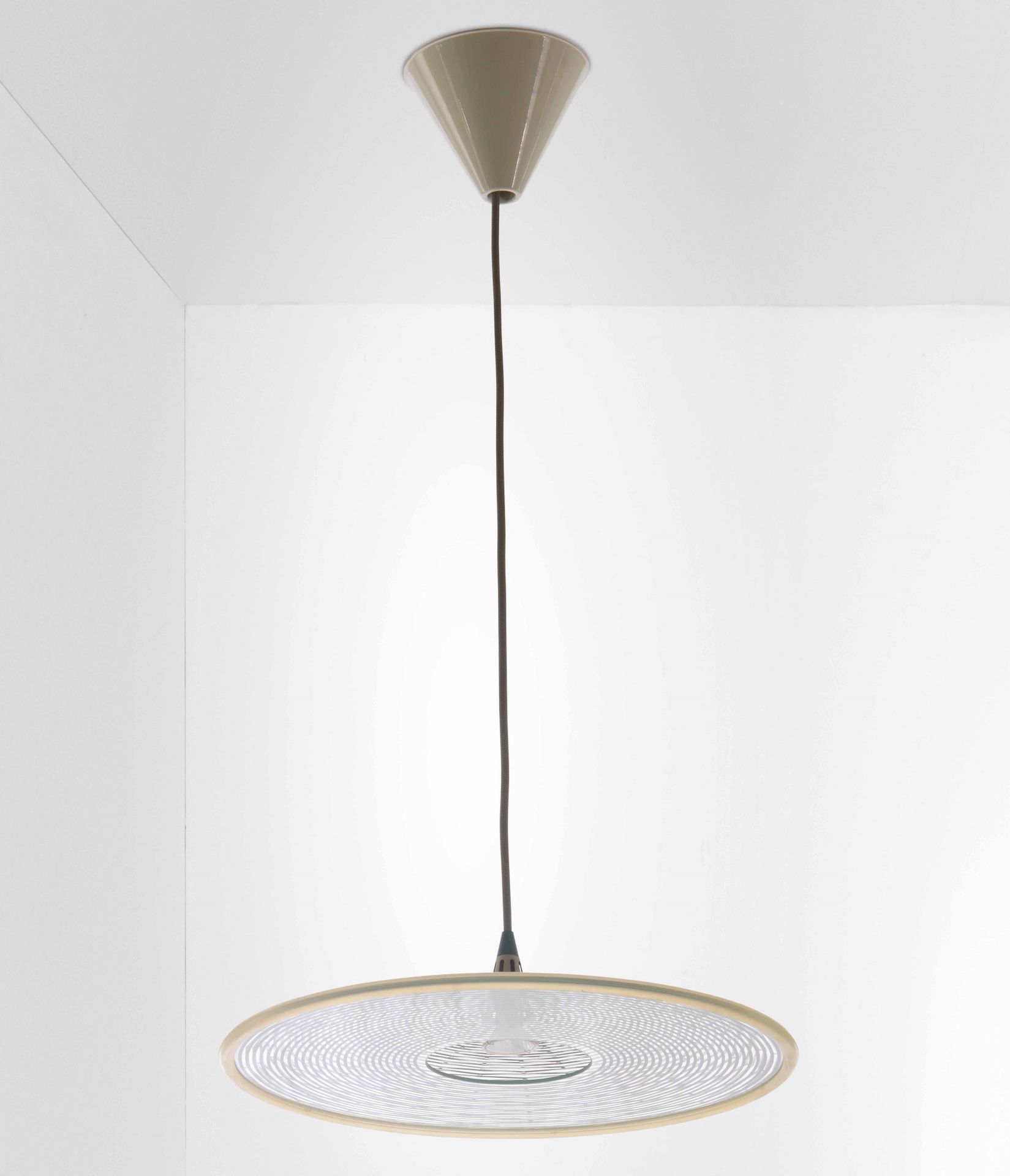 Mario Marenca, Mera金属吊灯，带玻璃扩散器。制造商Artemide，意大利，1980年 约50x100厘米