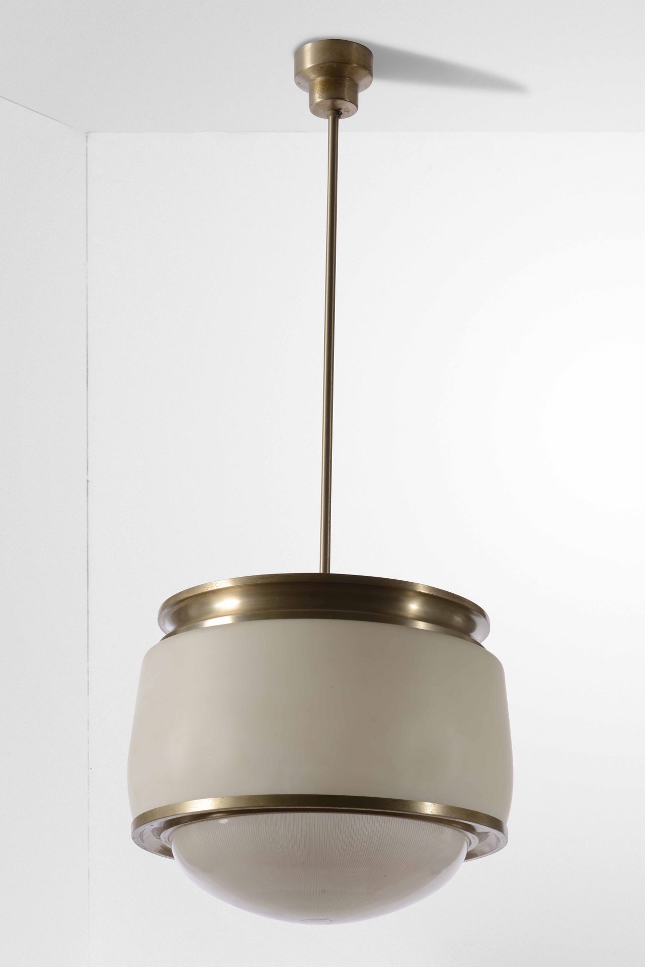 Sergio Mazza, 吊灯，镀镍金属结构，乳白色玻璃扩散器。制造商Artemide，意大利，1970年 约40x100厘米