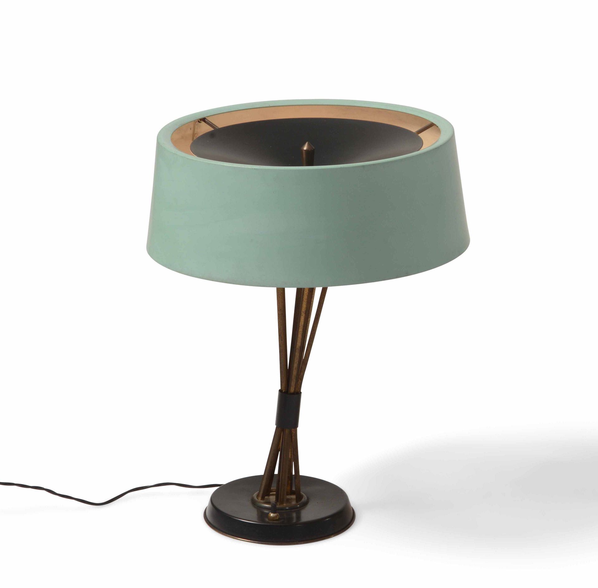 Oscar Torlasco, Table lamp mod. 476 with brass structure and lacquered metal lam&hellip;