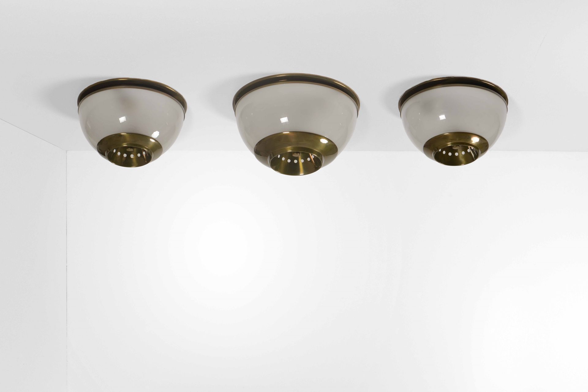 Luigi Caccia Dominioni, 一套三个天花板灯，一个大的和两个小的。黄铜结构，带磨砂玻璃扩散器。意大利Azucena公司，约1970年，尺寸3&hellip;