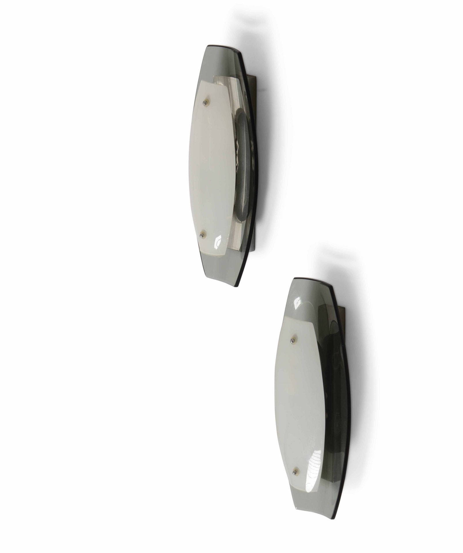 Coppia di lampade a parete con struttura in metallo e diffusore in vetro colorat&hellip;
