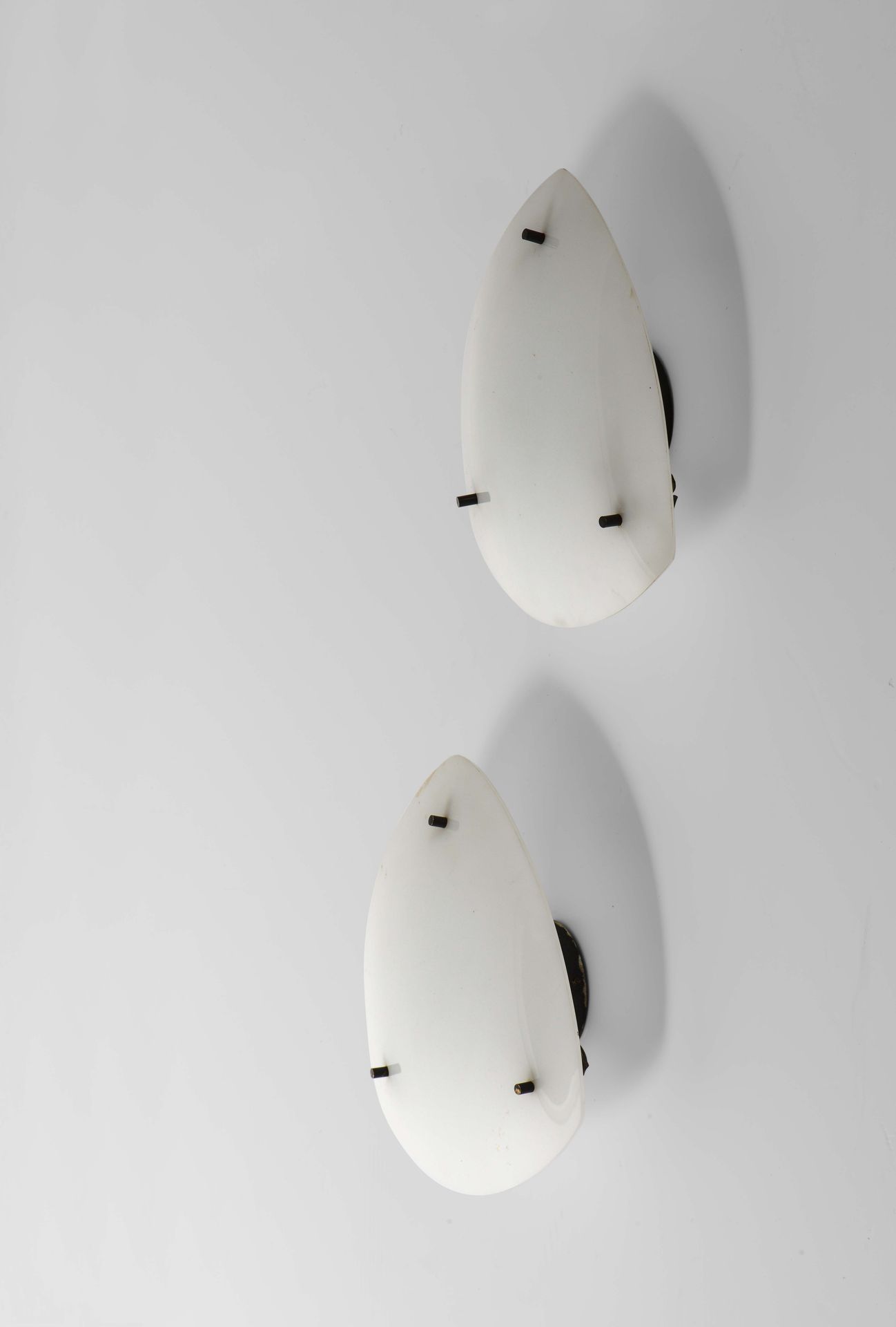 Stilux, Ein Paar Wandlampen mit Metallrahmen und Plexiglasdiffusoren. Original-E&hellip;
