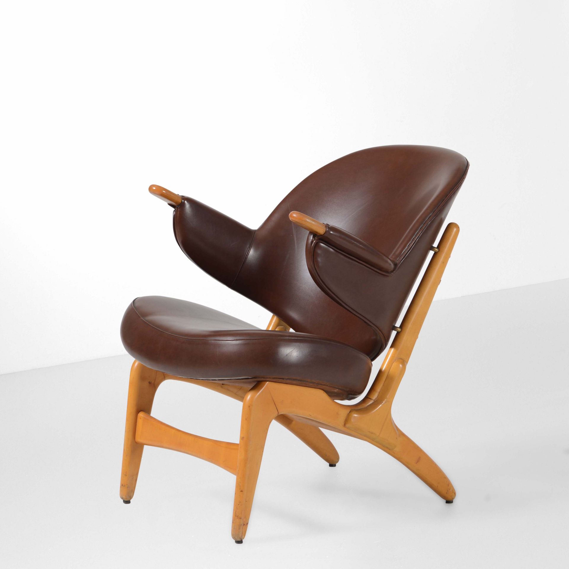 Arne Hovmand-Olsen, Small armchair with wooden frame and leather upholstery. Mad&hellip;