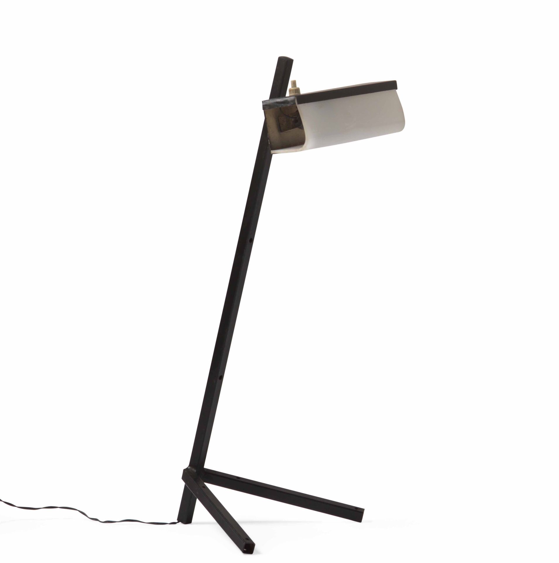 Lampada da tavolo con struttura in metallo laccato, diffusore orientabile in met&hellip;