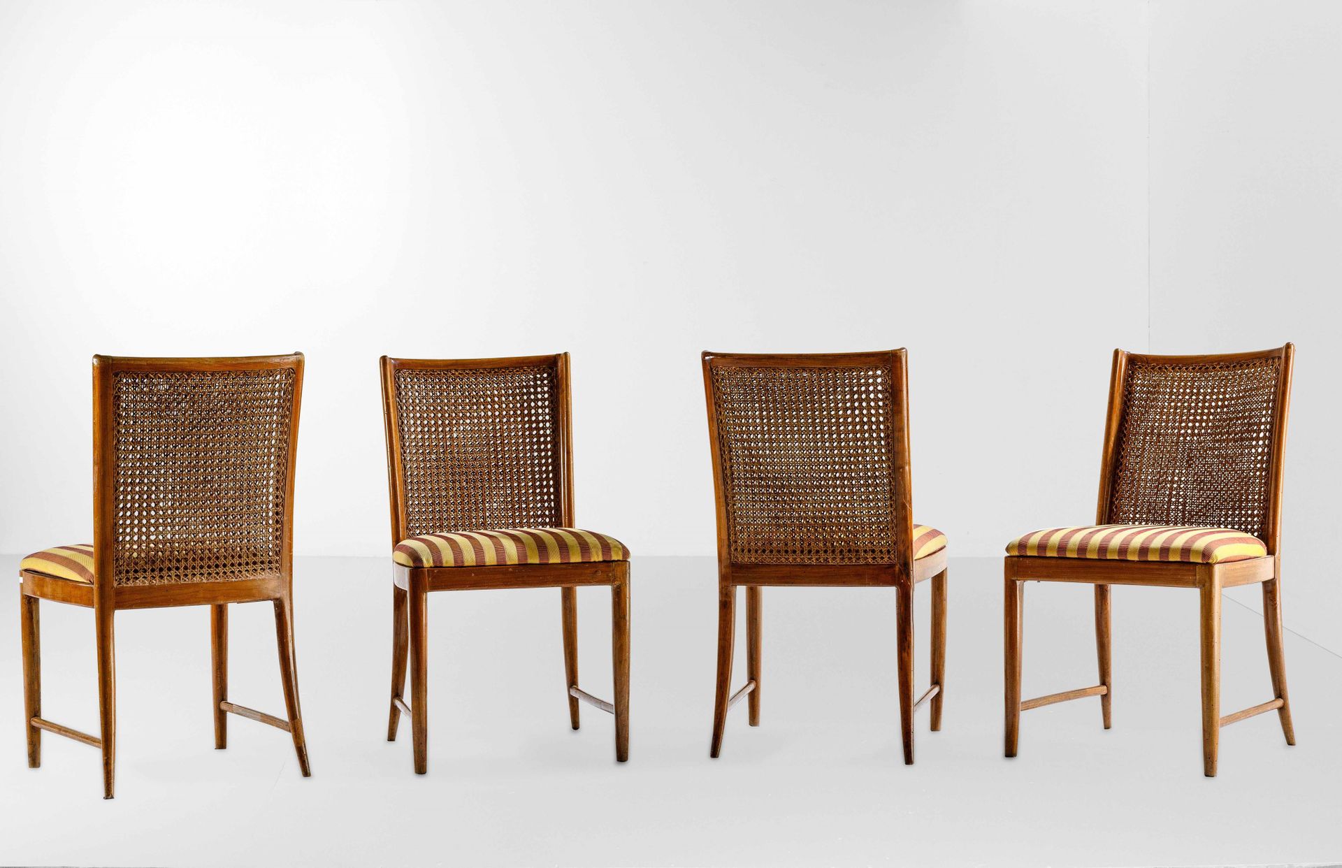 Quattro sedie con struttura in legno, schienale in paglia di Vienna e rivestimen&hellip;