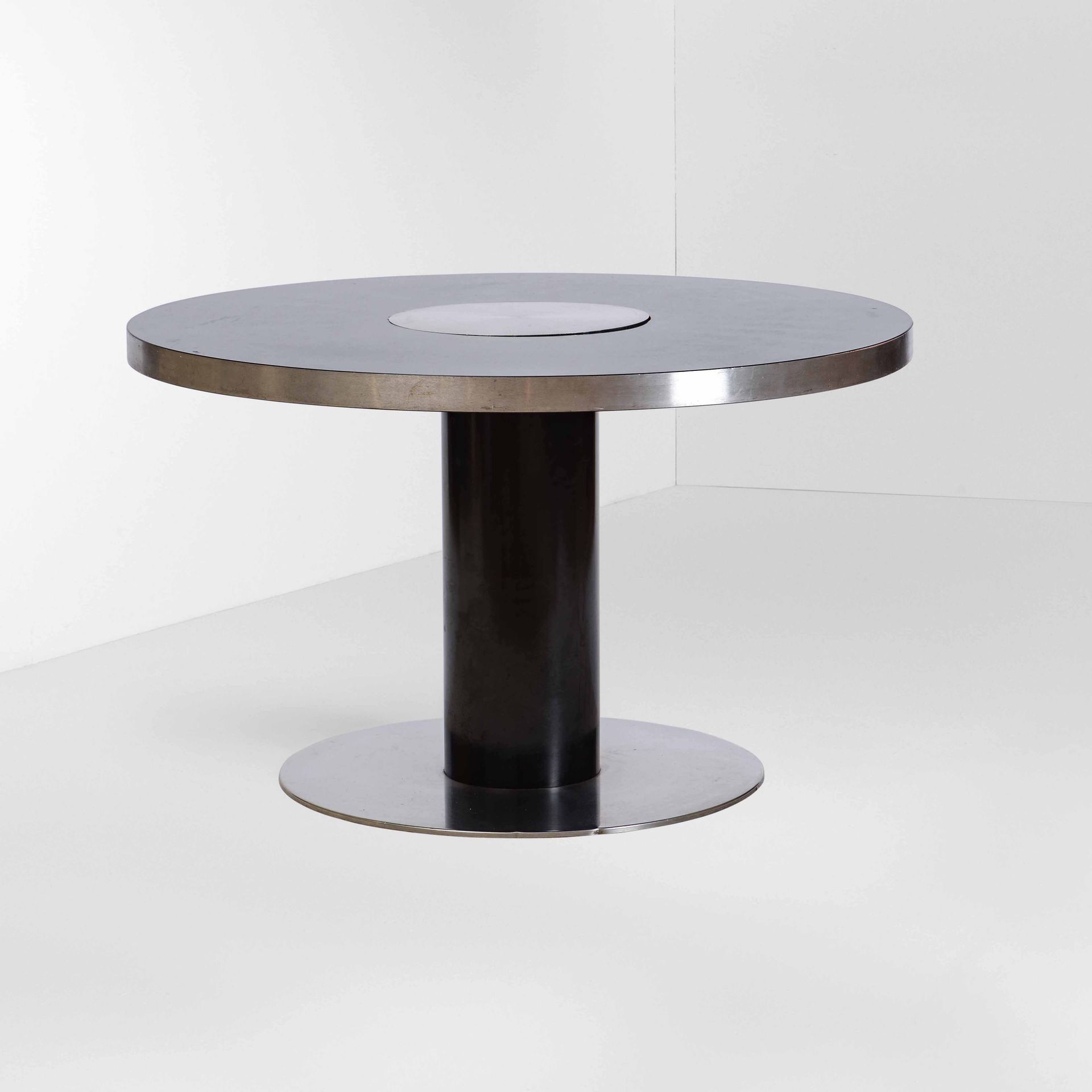 Willy Rizzo, Table ronde mod. TP UNOPIEDI avec structure en métal laqué, acier e&hellip;