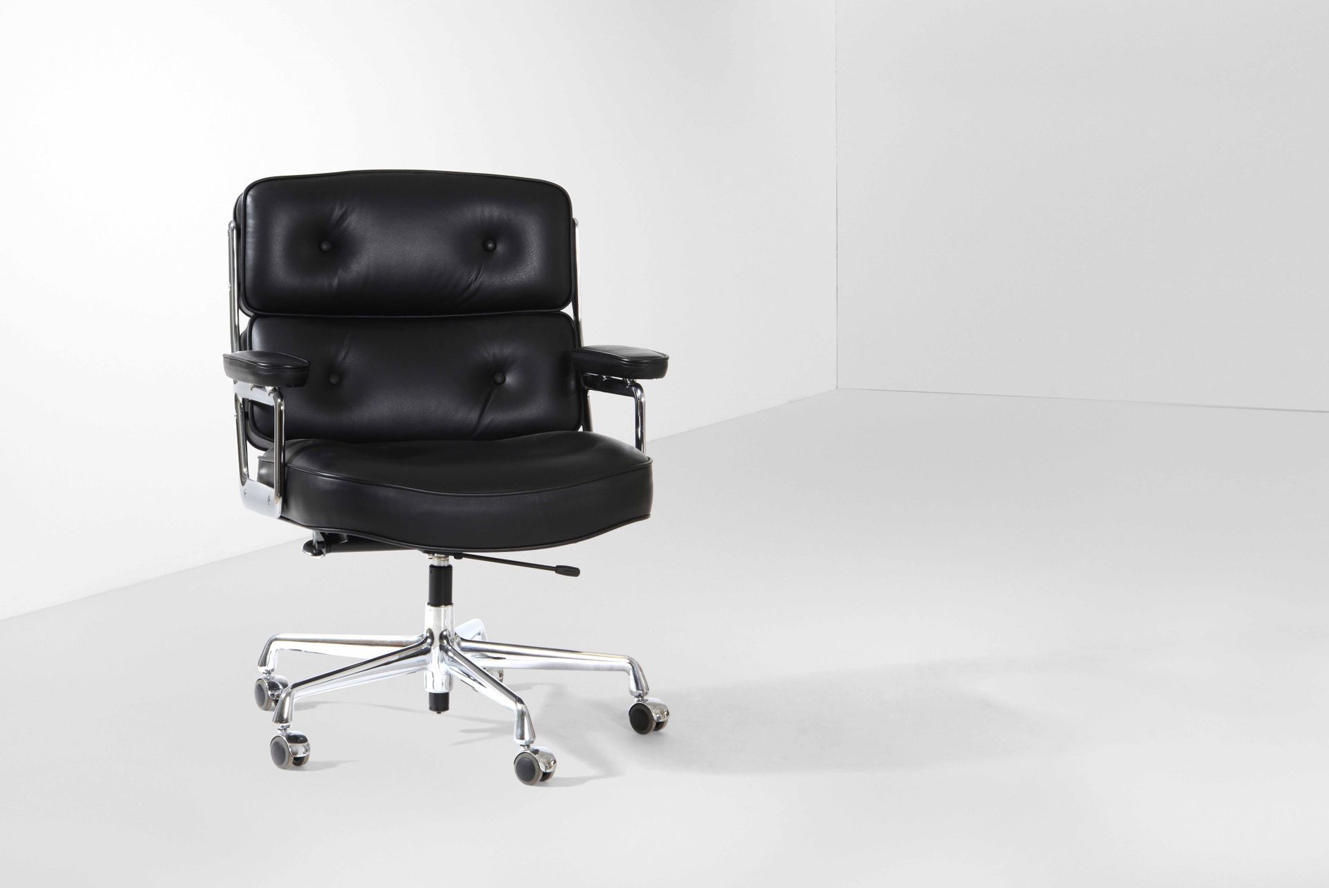 Charles e Ray Eames, 旋转扶手椅，镀铬金属框架和皮革软垫。 意大利制造，1990年 约70x70x90厘米