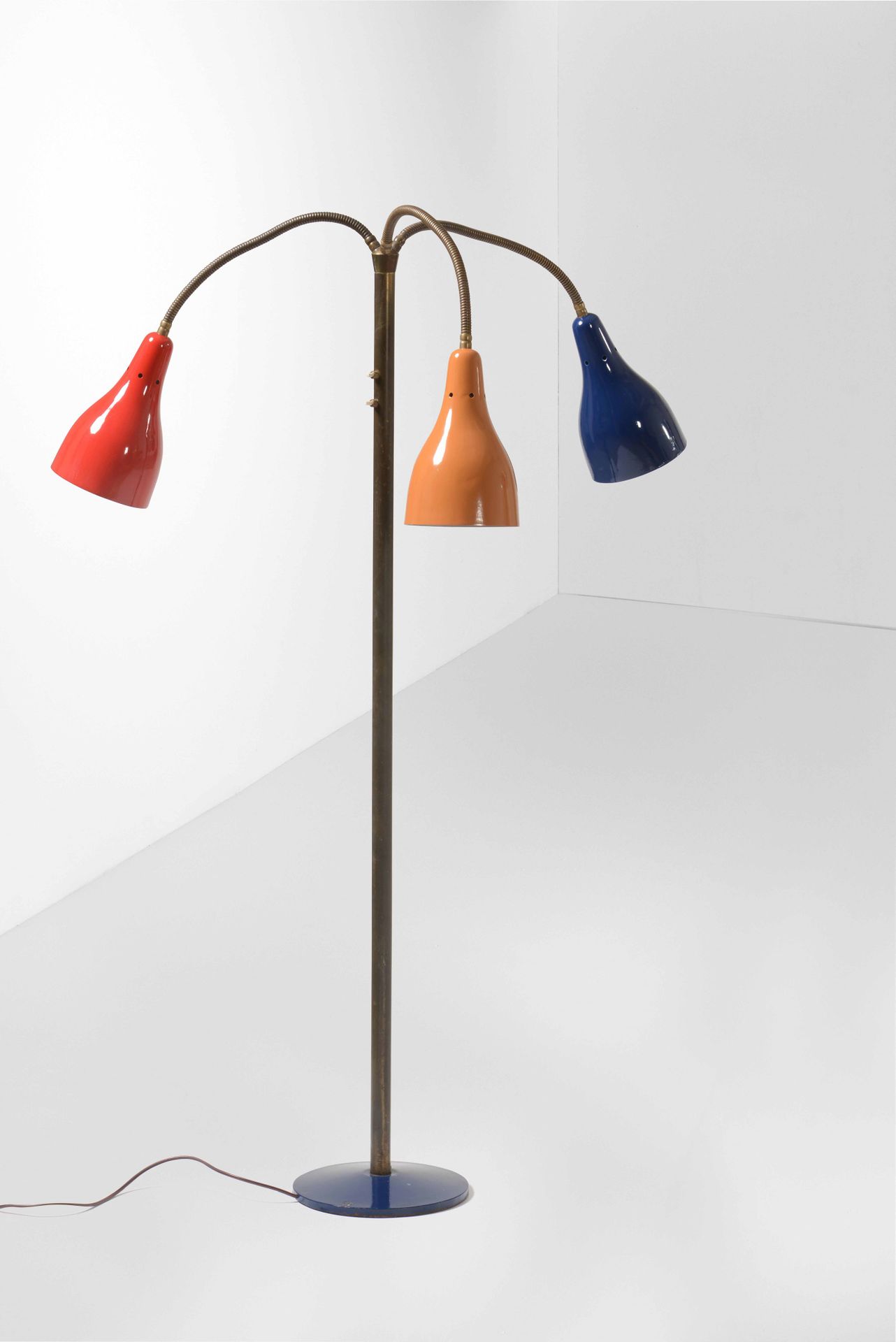 Giuseppe Ostuni, Floor lamp with brass structure and adjustable lacquered metal &hellip;