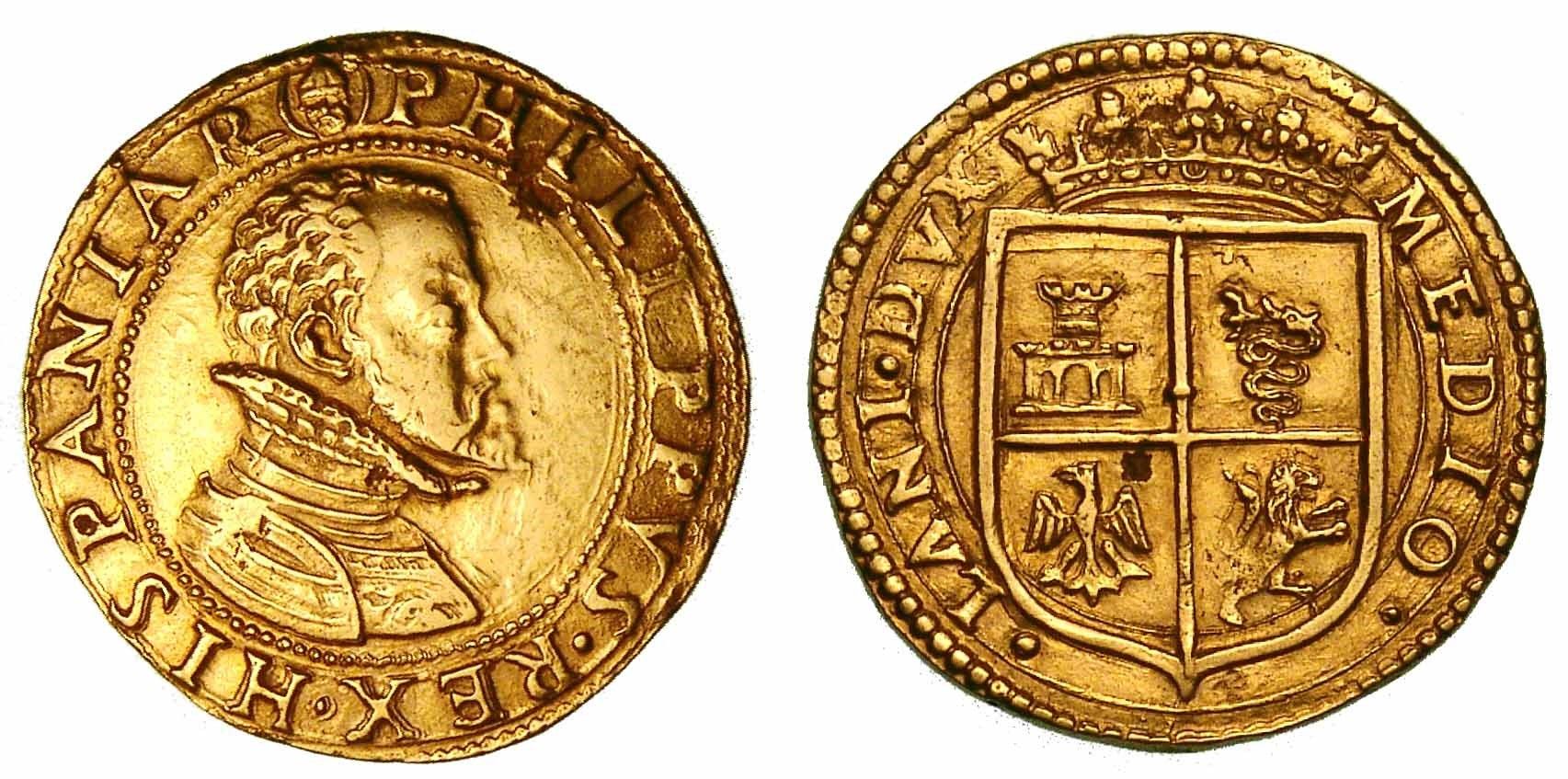MILANO. Filippo II, 1554-1598., Doppia da quattro scudi d’oro. 裸露的半身像，戴着华丽的盔甲和带褶&hellip;