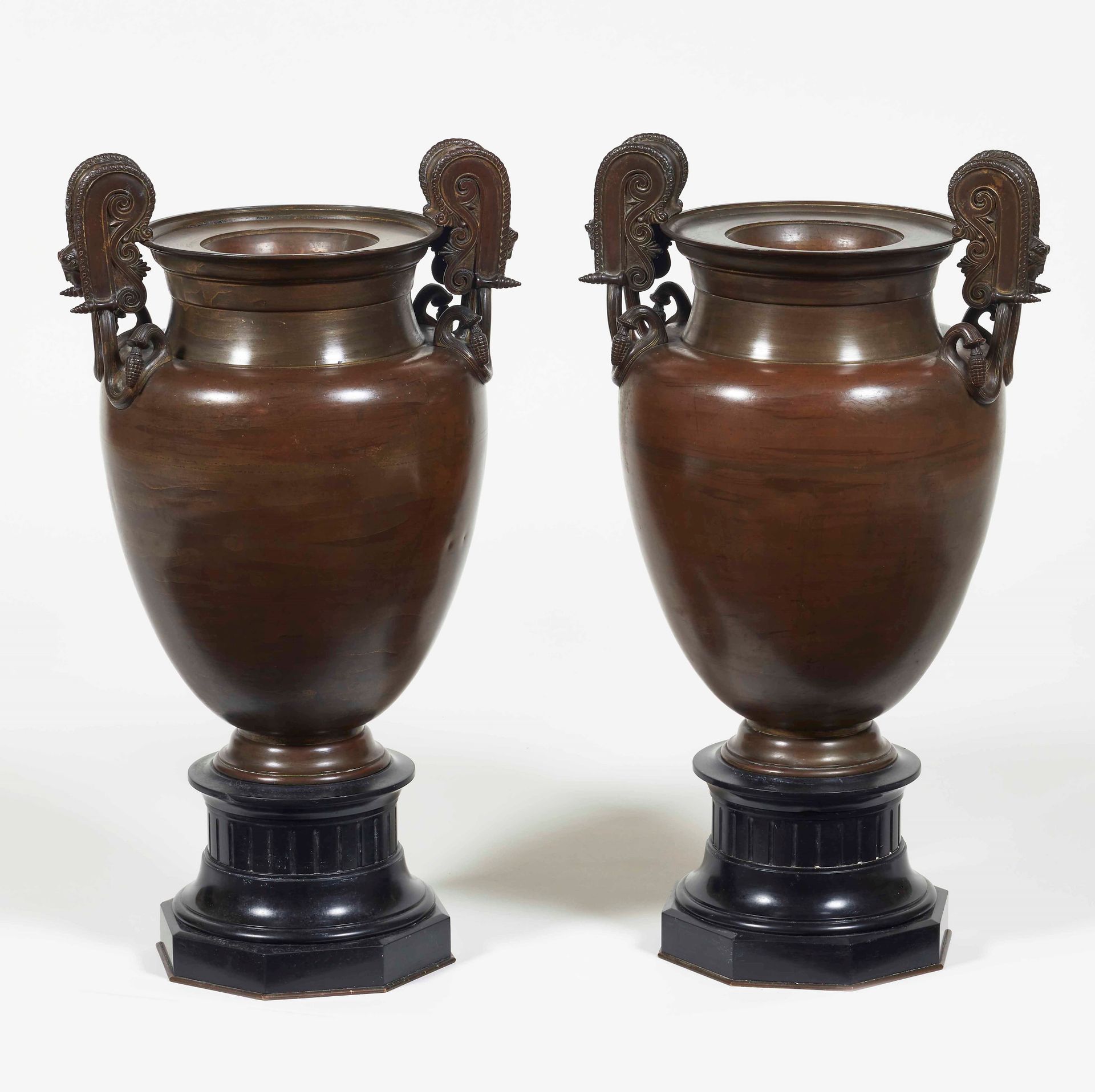 Coppia di vasi biansati in bronzo, XIX secolo 壶身有涡形把手，中心是一张古典风格的女性面孔。凹槽半柱式底座，高50&hellip;