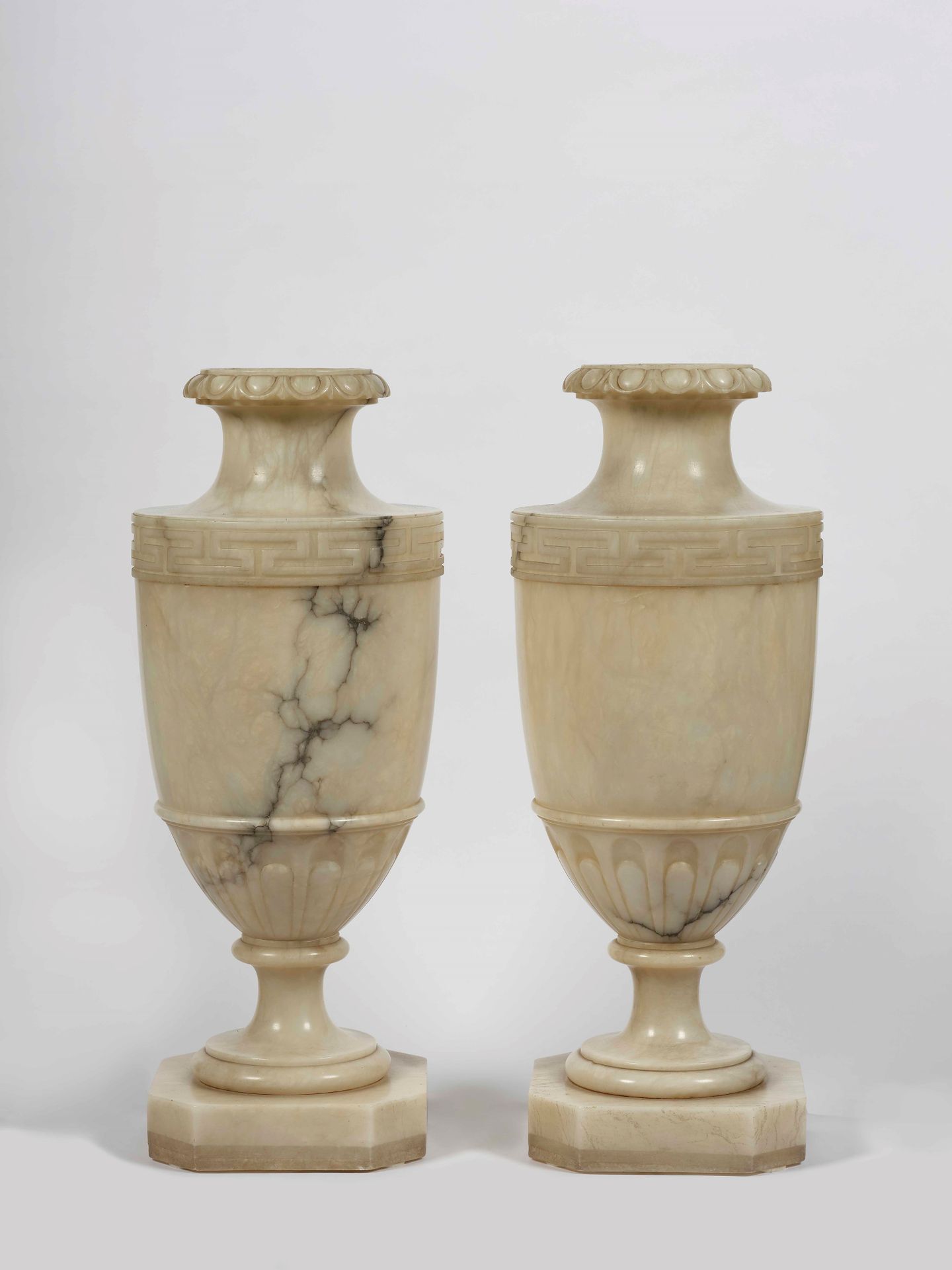 Coppia di vasi in alabastro. XX secolo 模压边缘，上部带状装饰，下部带状罗纹。灯架式，高60厘米
