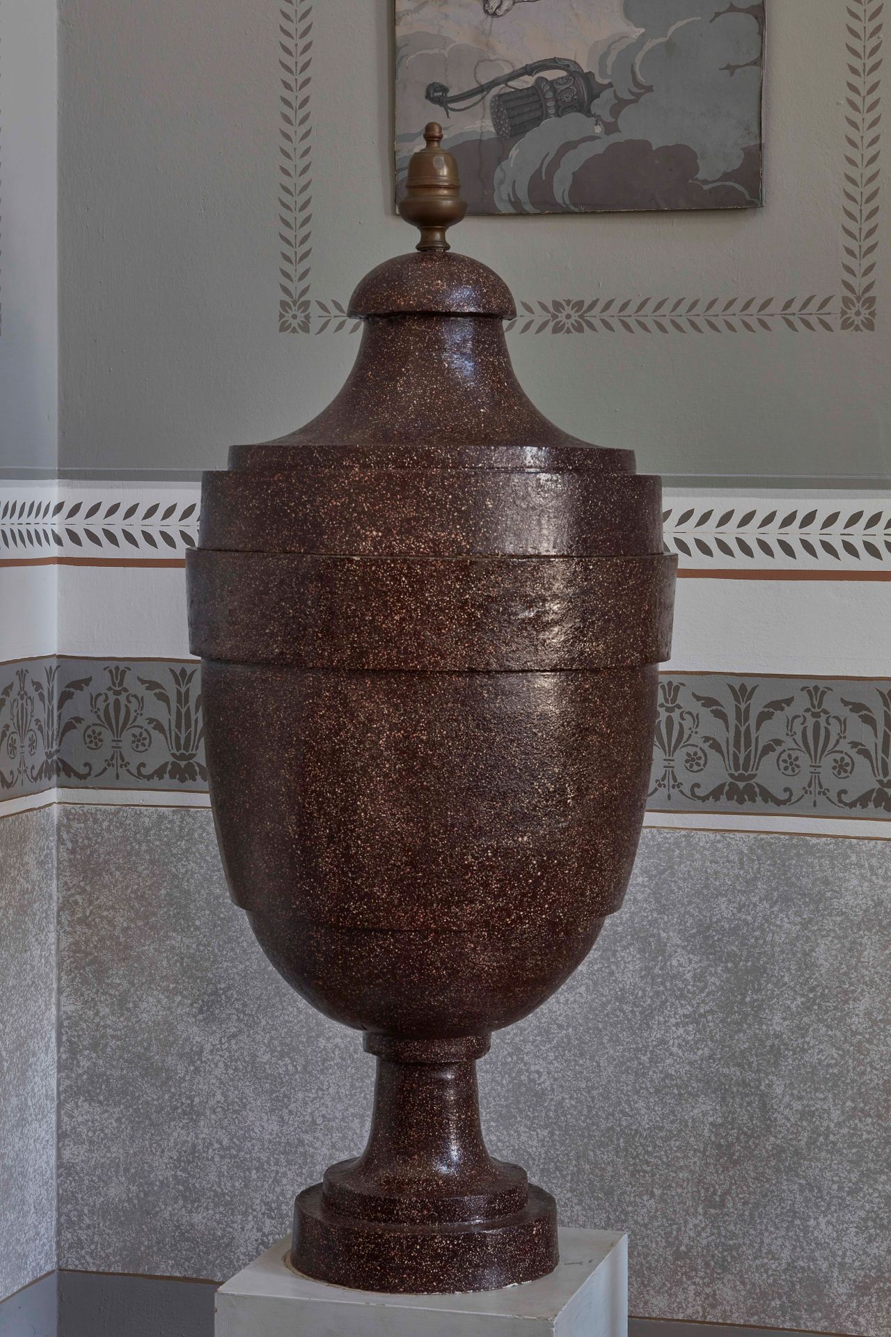 Coppia di grandi vasi con coperchio in ferro dipinto a finto porfido. Roma XVIII&hellip;