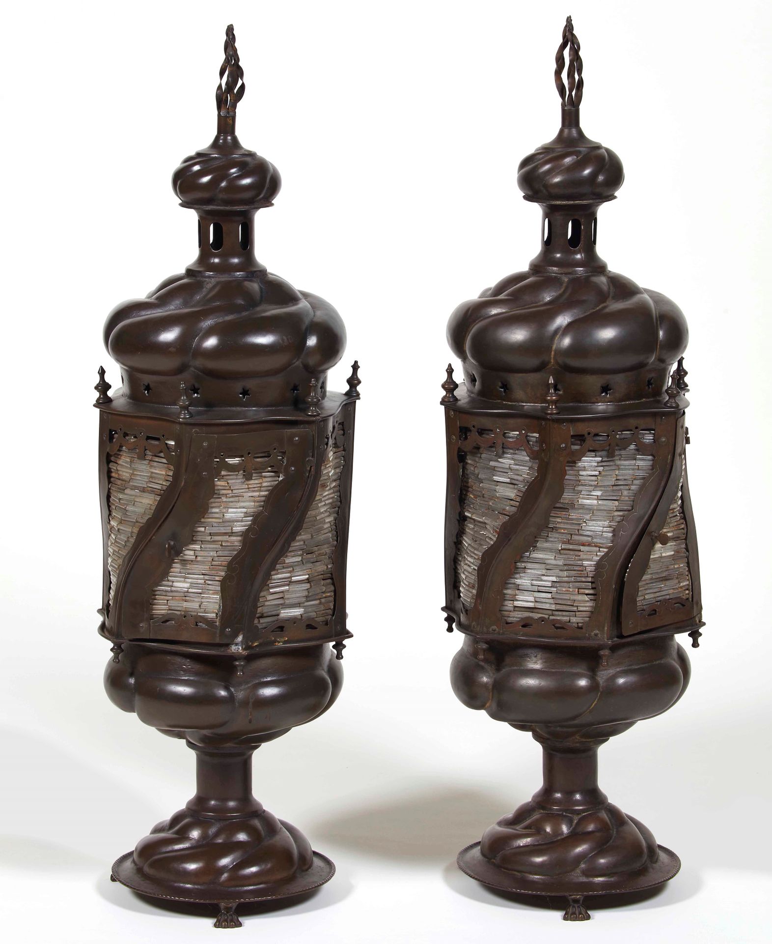 Coppia di lanterne in metallo patinato e vetro. Fine XIX secolo H.90厘米
