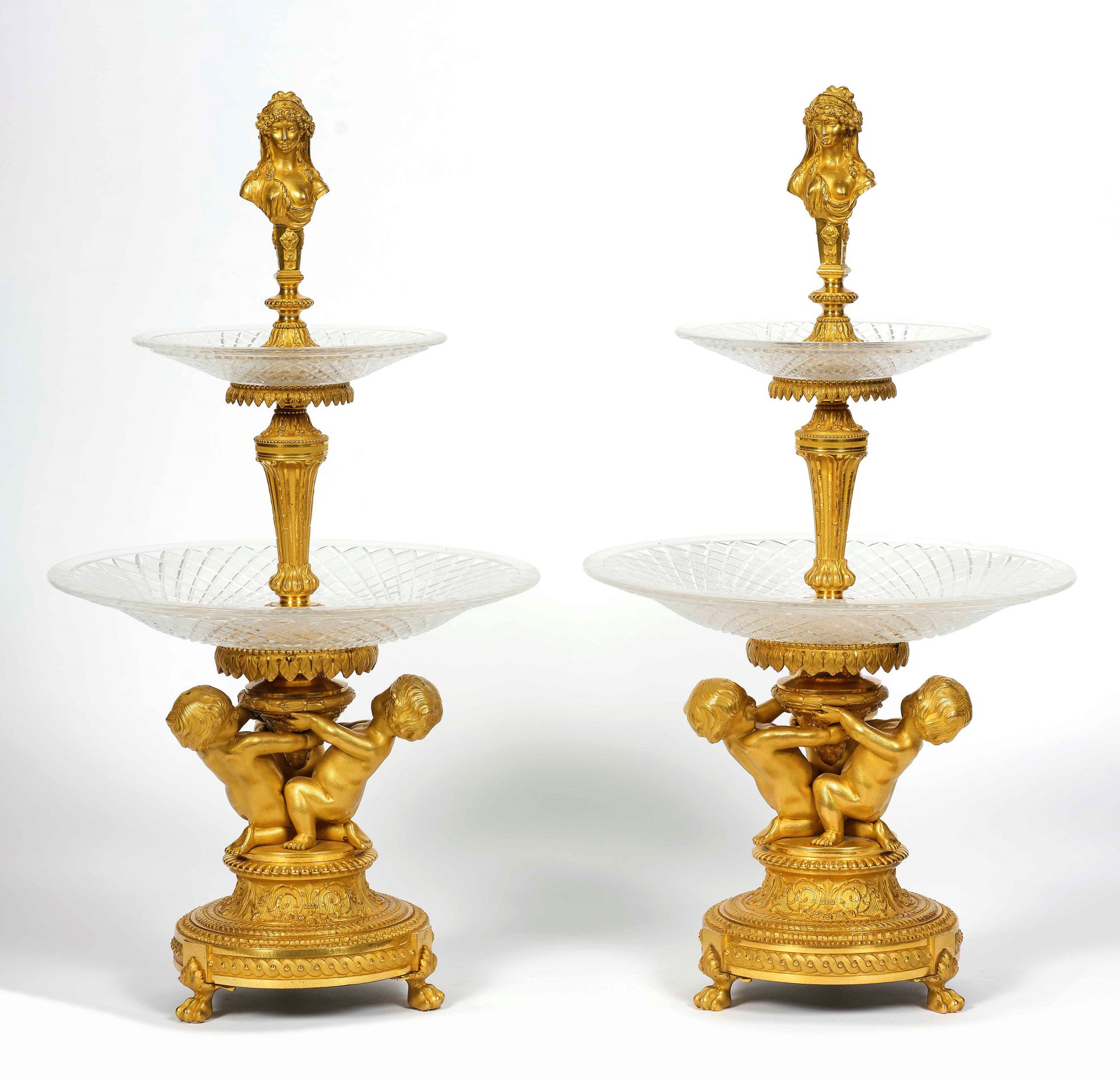 Coppia di alzate per frutta in bronzo dorato e cristalli. XIX secolo Bue ripiani&hellip;