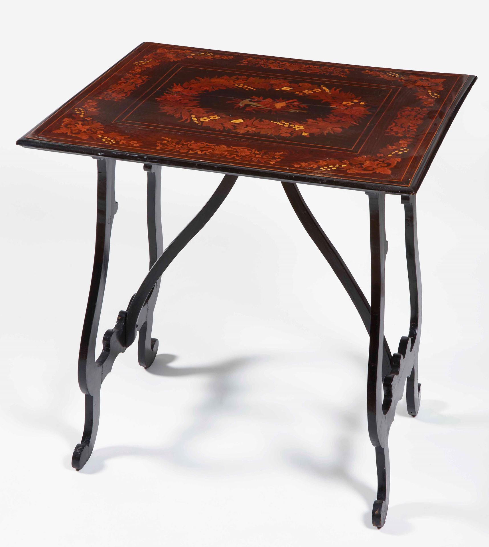 Tavolo in legno con sostegni a lira ebanizzati. Firenze, XIX secolo Piano intars&hellip;