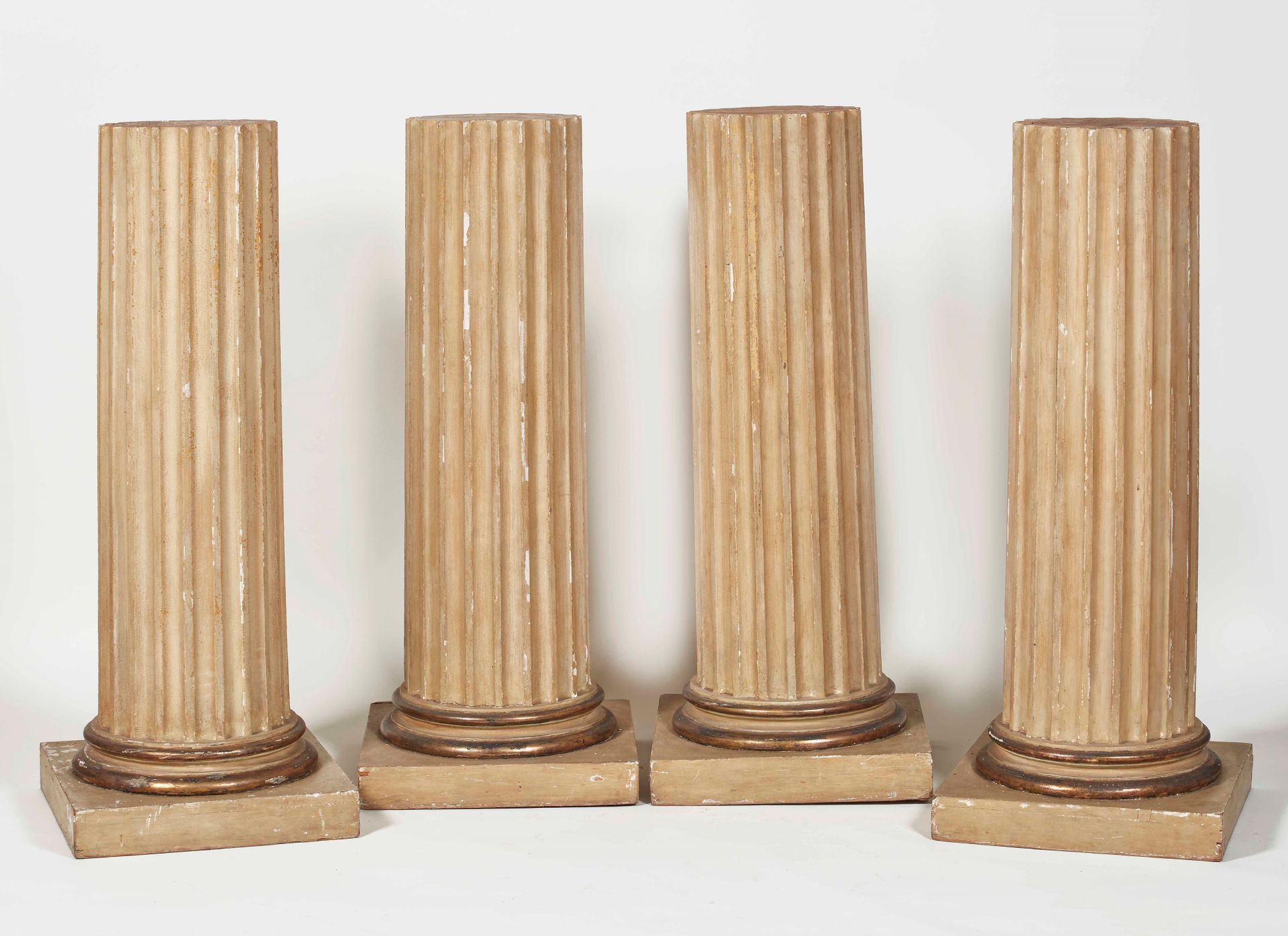 Quattro semi colonne scanalate in legno laccato color avorio. XIX secolo 高109厘米，&hellip;