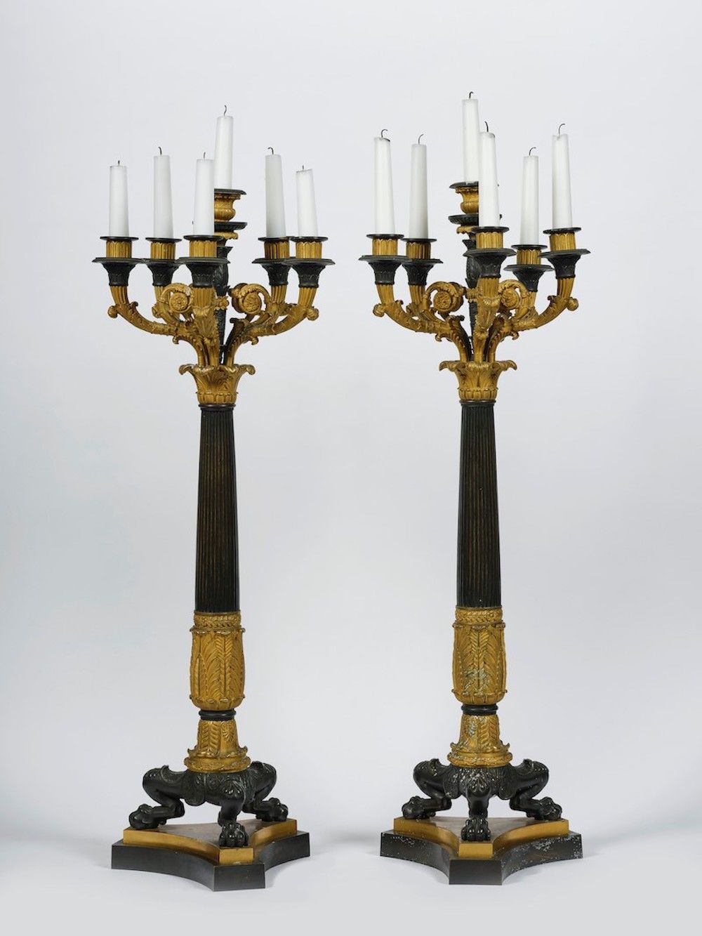 Coppia di candelabri in bronzo dorato e patinato. Epoca Carlo X. XIX secolo Sech&hellip;