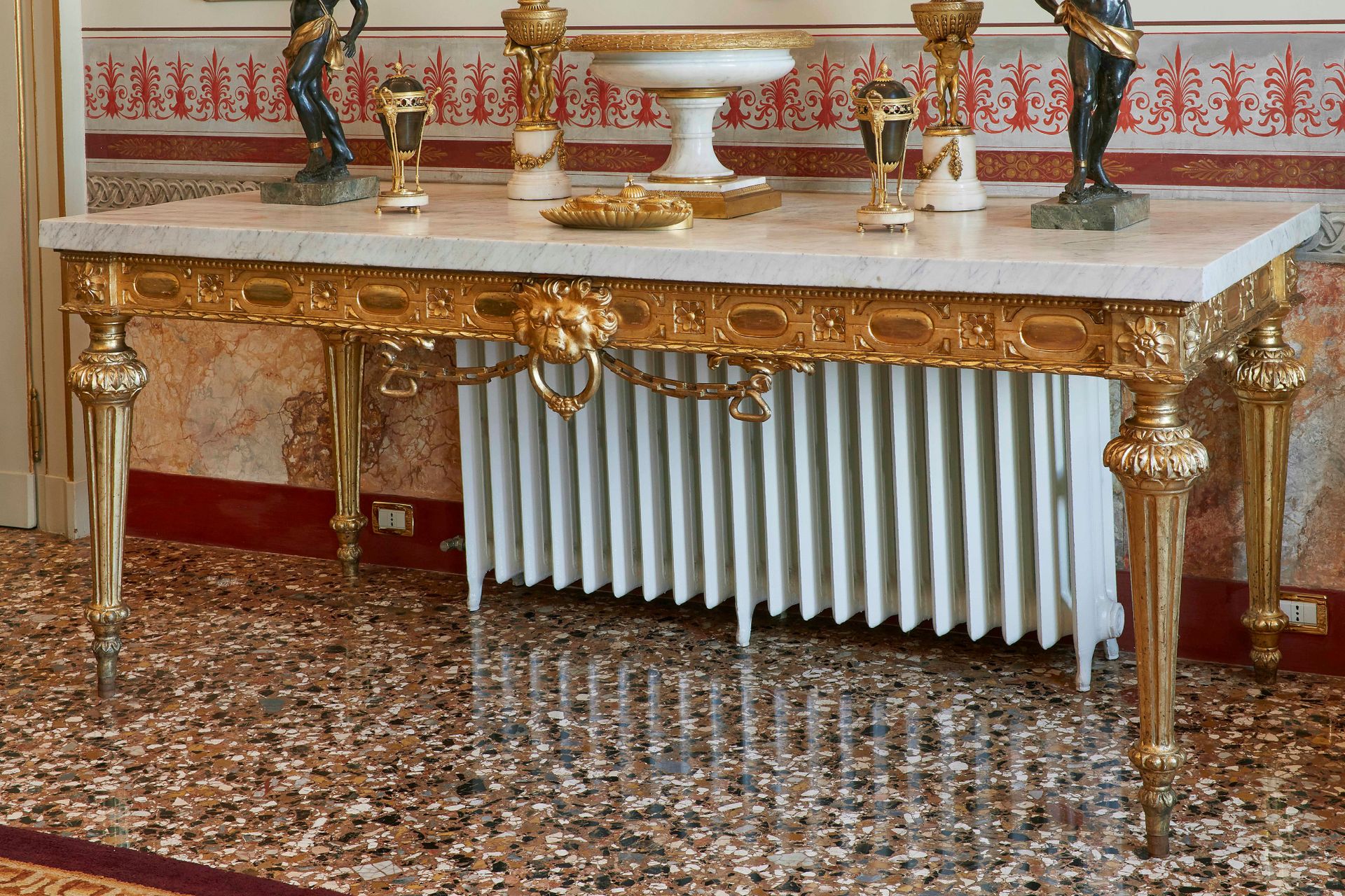 Coppia di grandi tavoli da parete in legno intagliato e dorato. Lucca XVIII seco&hellip;
