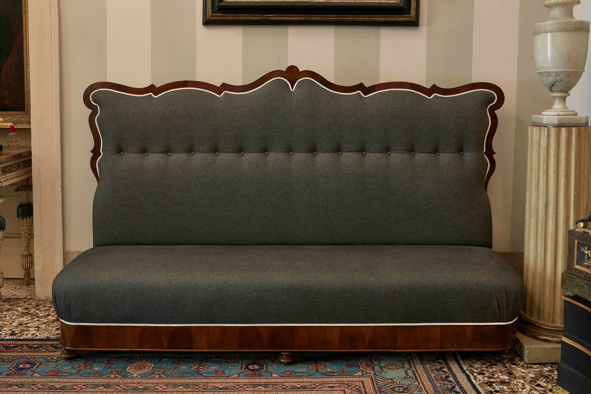 Coppia di divani da salone imbottiti e lastronati in legno di noce. XIX secolo h&hellip;