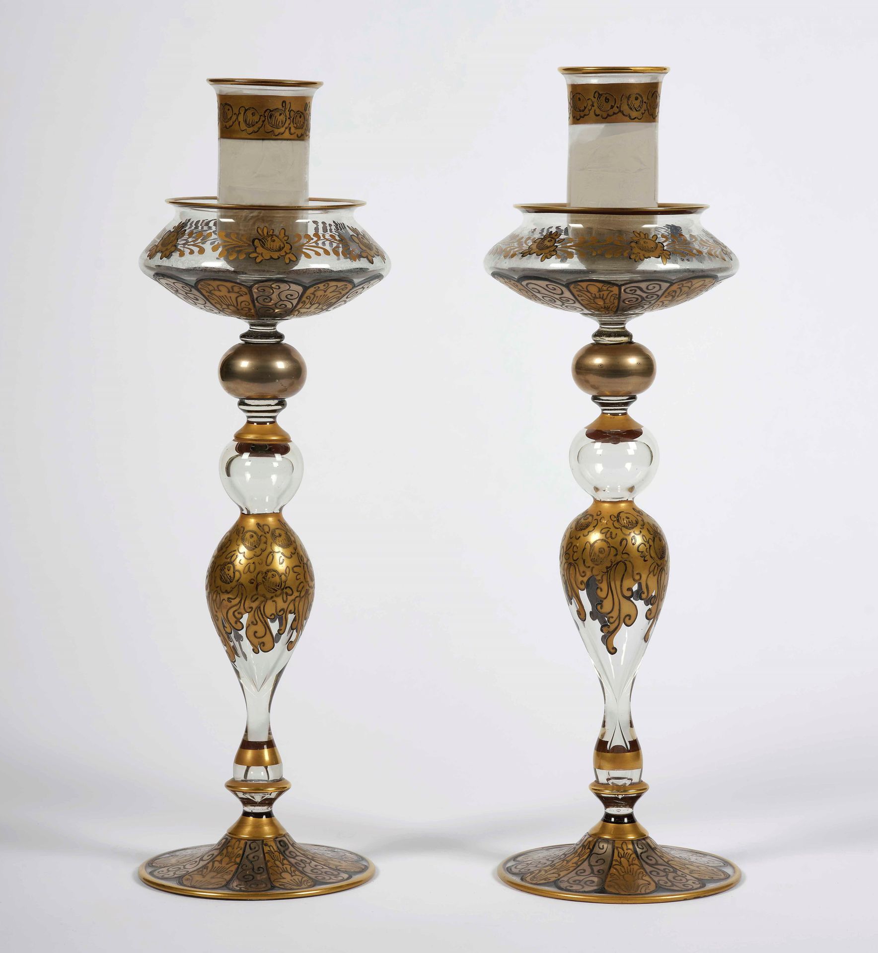 Coppia di candelieri in vetro dipinto. Venezia XX secolo Farbloses Glas mit Gold&hellip;