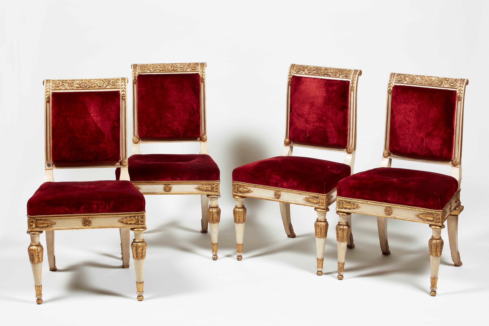 Raro insieme di tredici sedie neoclassiche in legno intagliato, laccato e dorato&hellip;