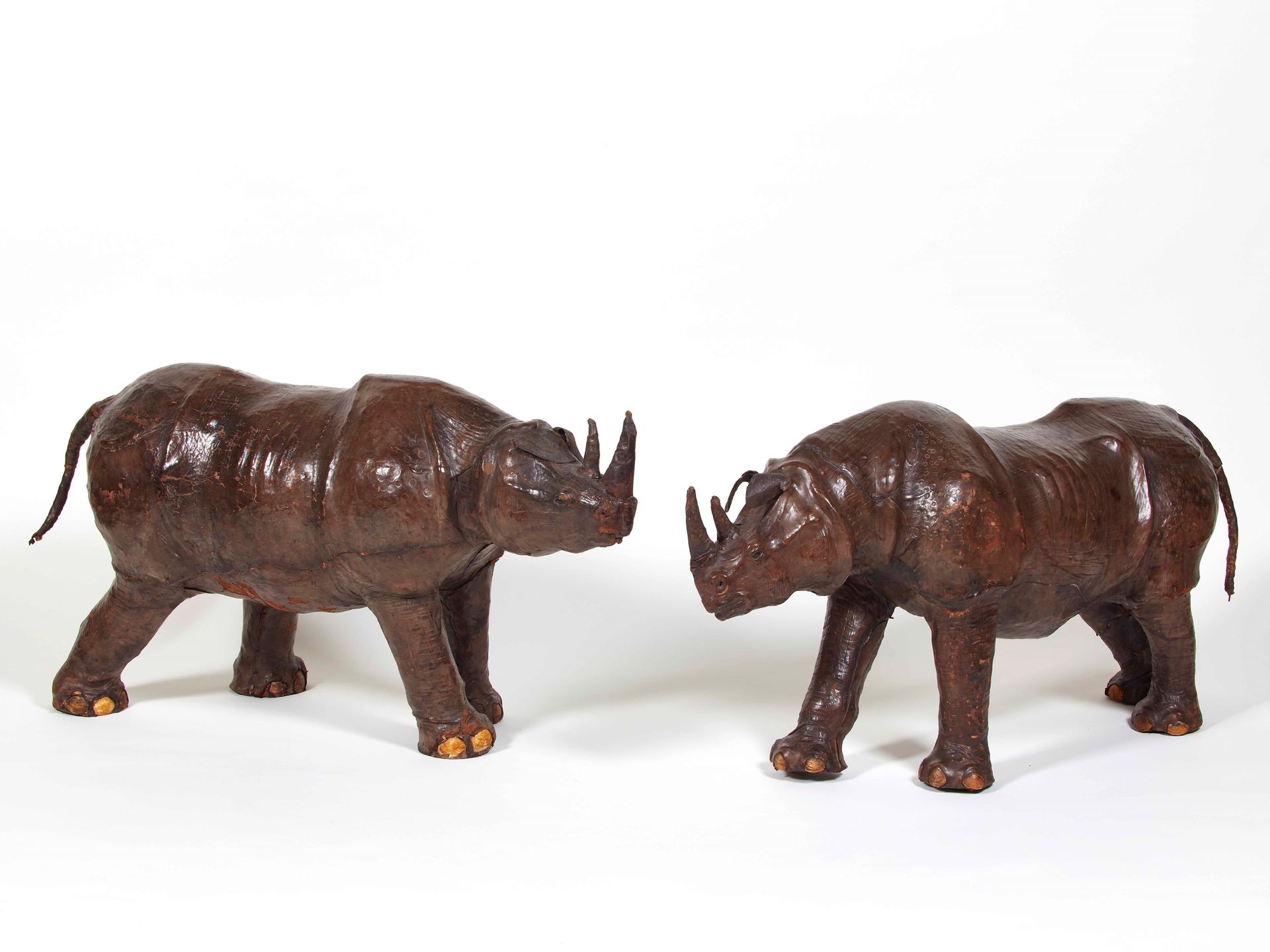 Coppia di sculture raffiguranti rinoceronti con occhi in vetro. Papier-machè ric&hellip;